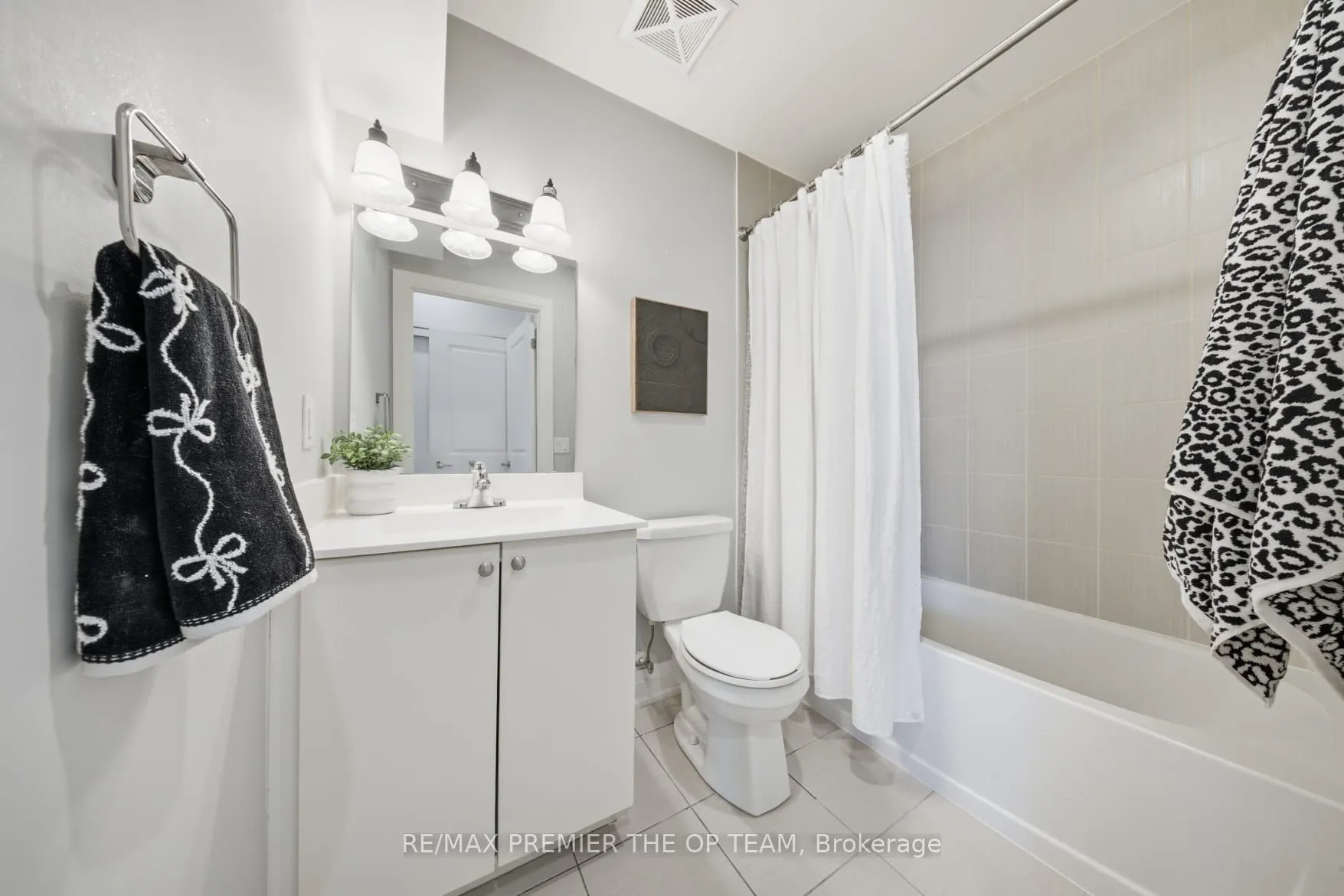 48 Coles Avenue #702