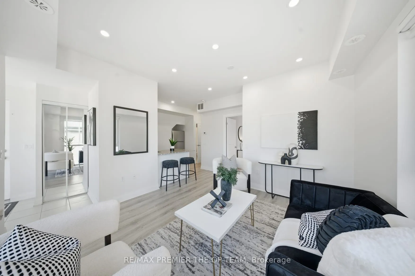 48 Coles Avenue #702