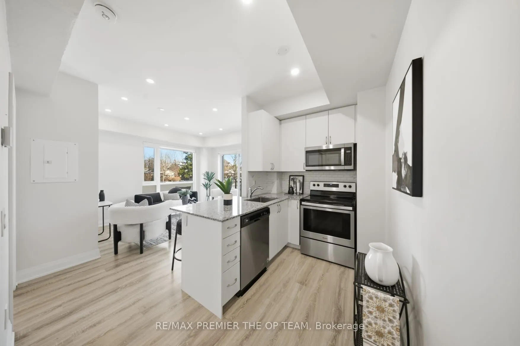 48 Coles Avenue #702