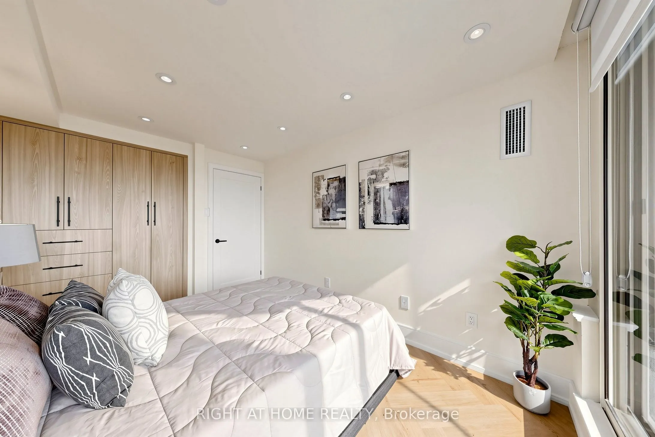 7 Townsgate Drive #1506