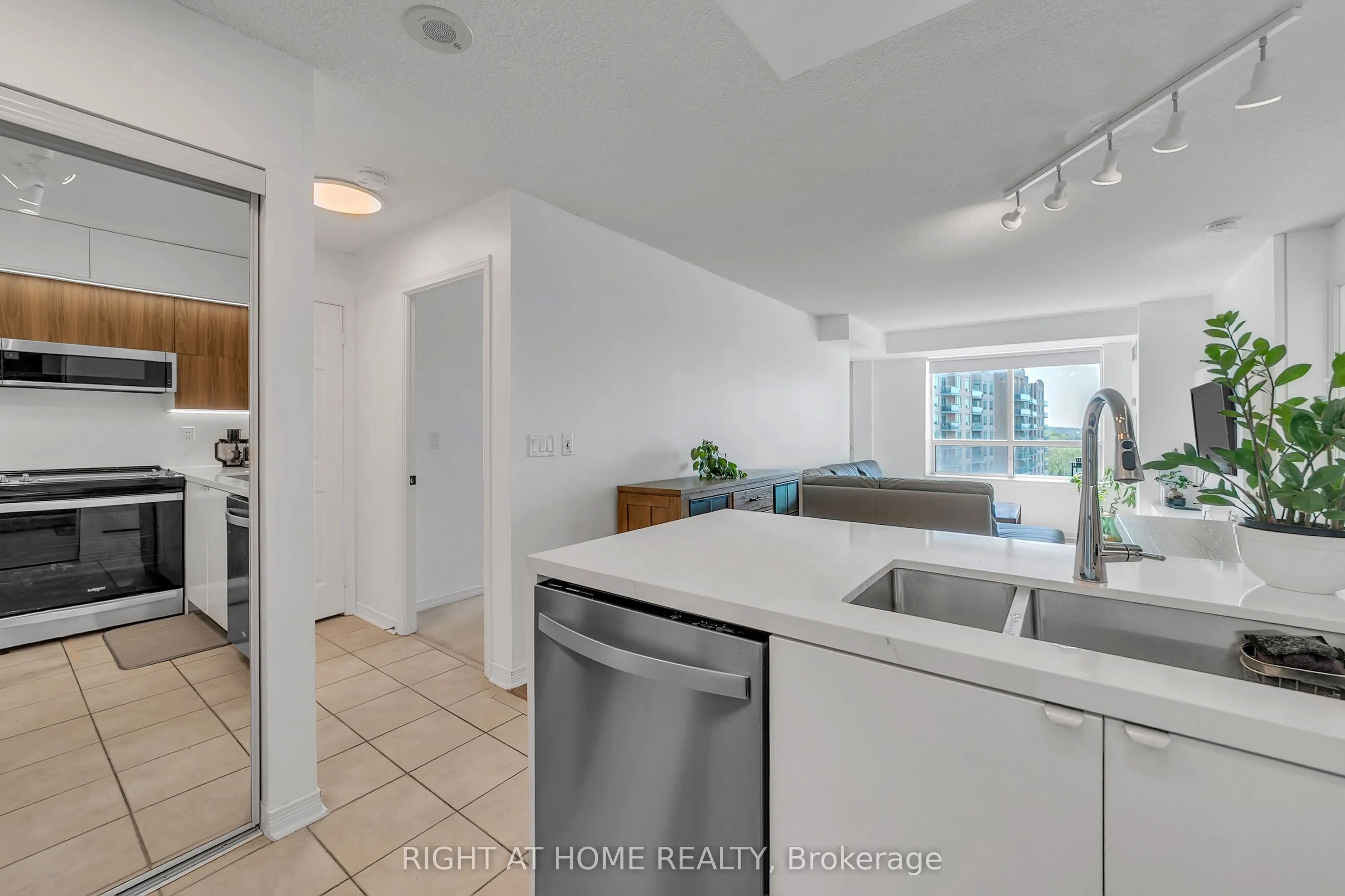 11 Oneida Crescent #1202
