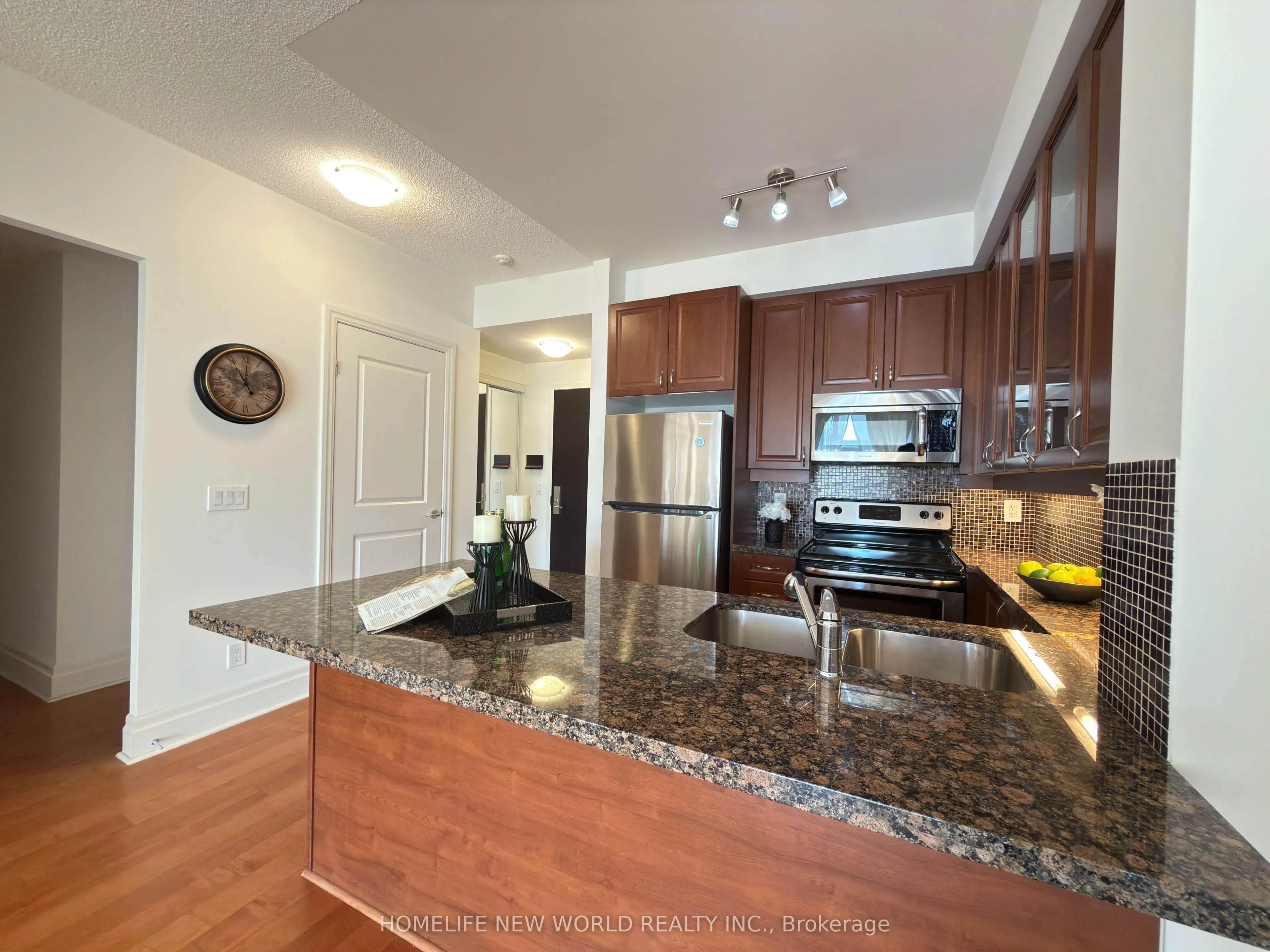 151 Upper Duke Crescent #403