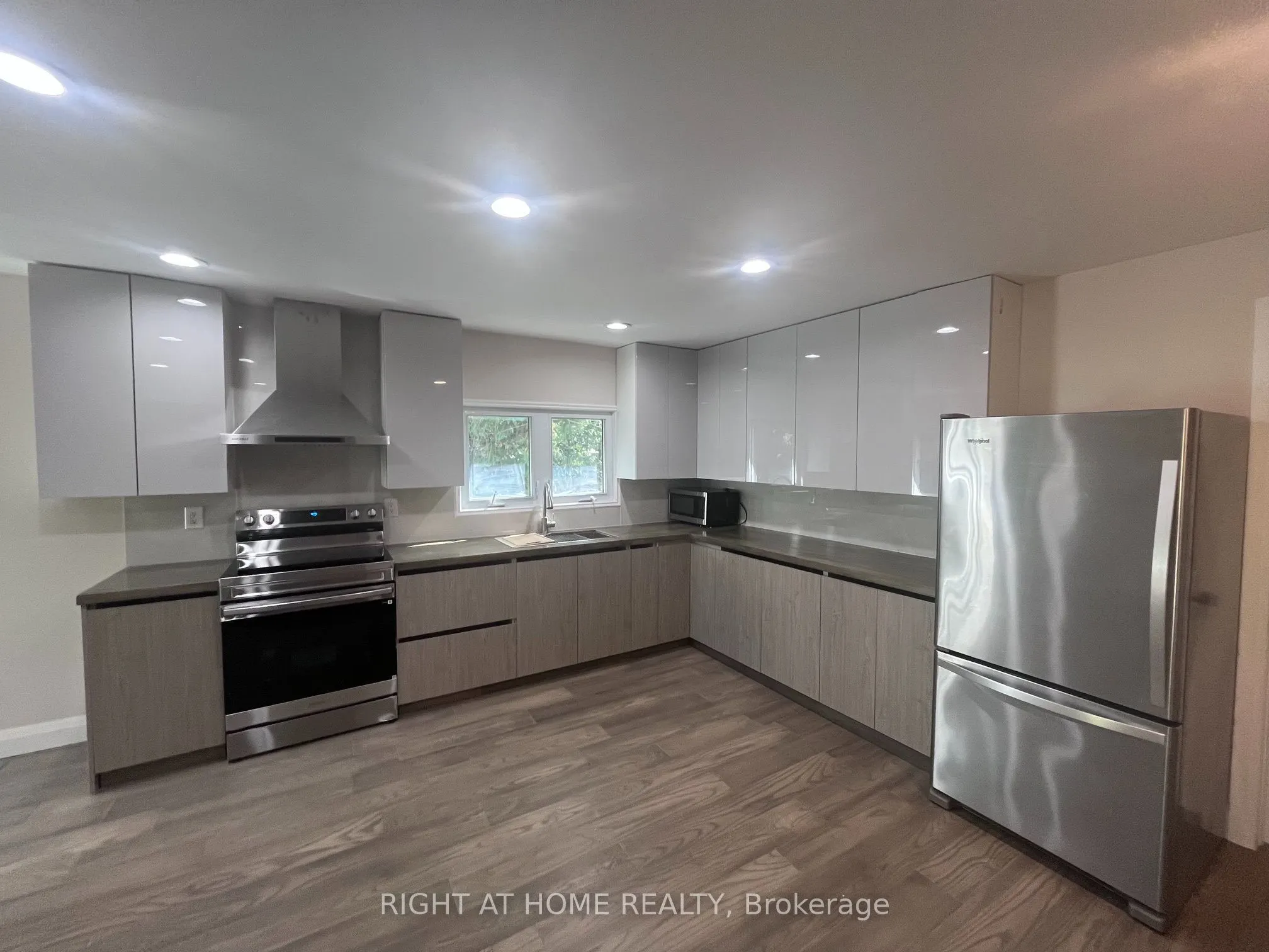 379 The Queensway South