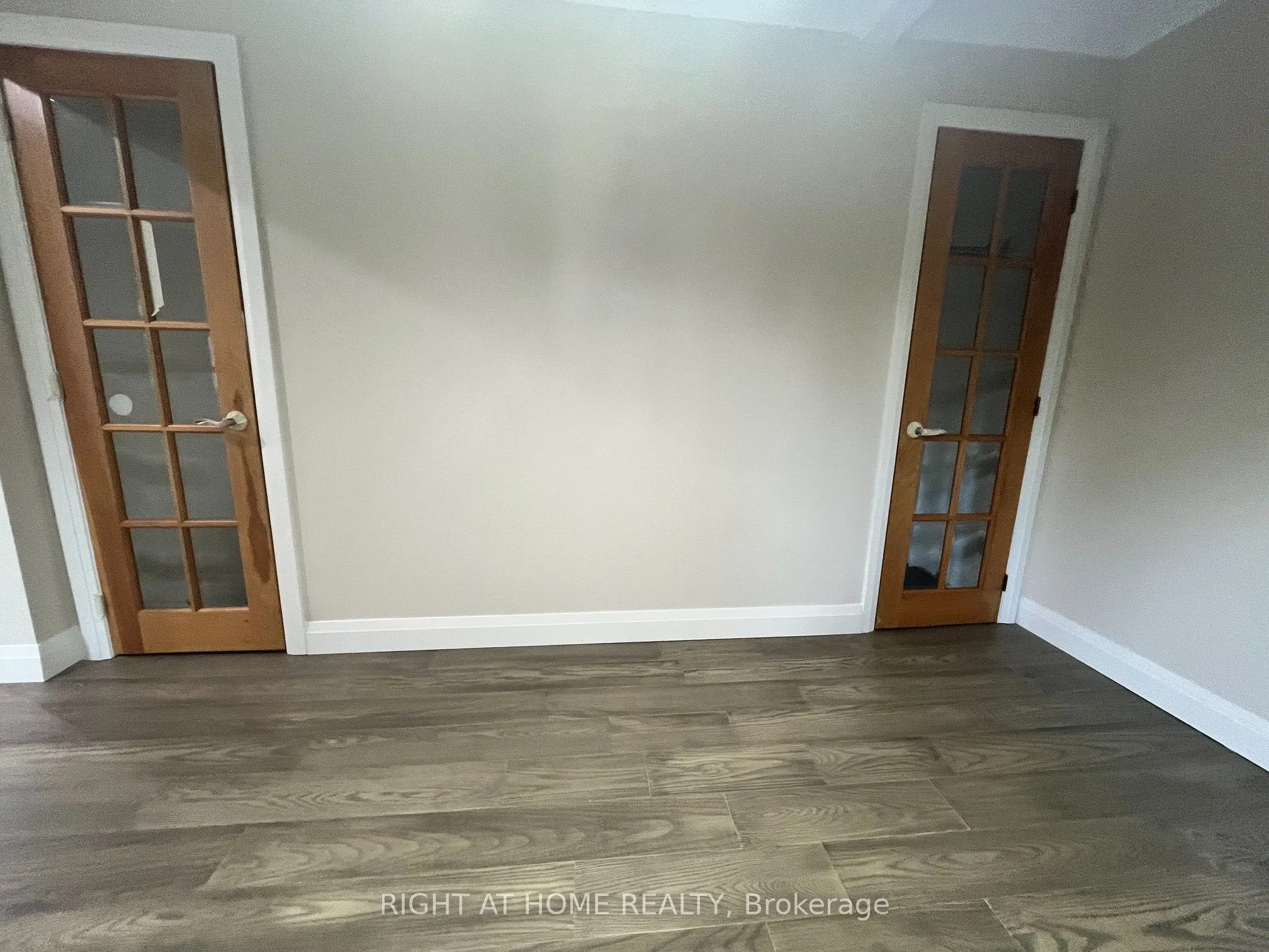 379 The Queensway South
