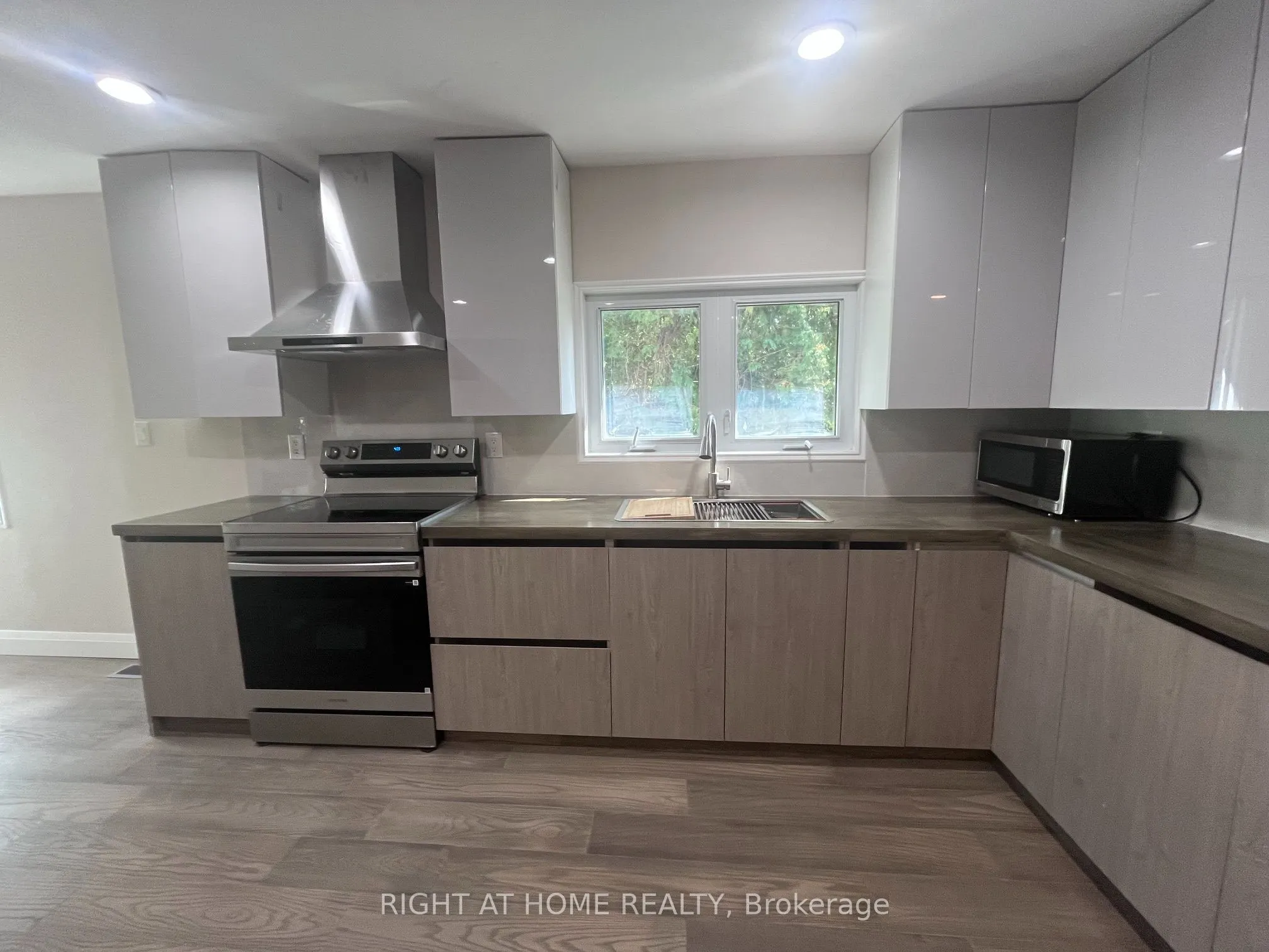 379 The Queensway South