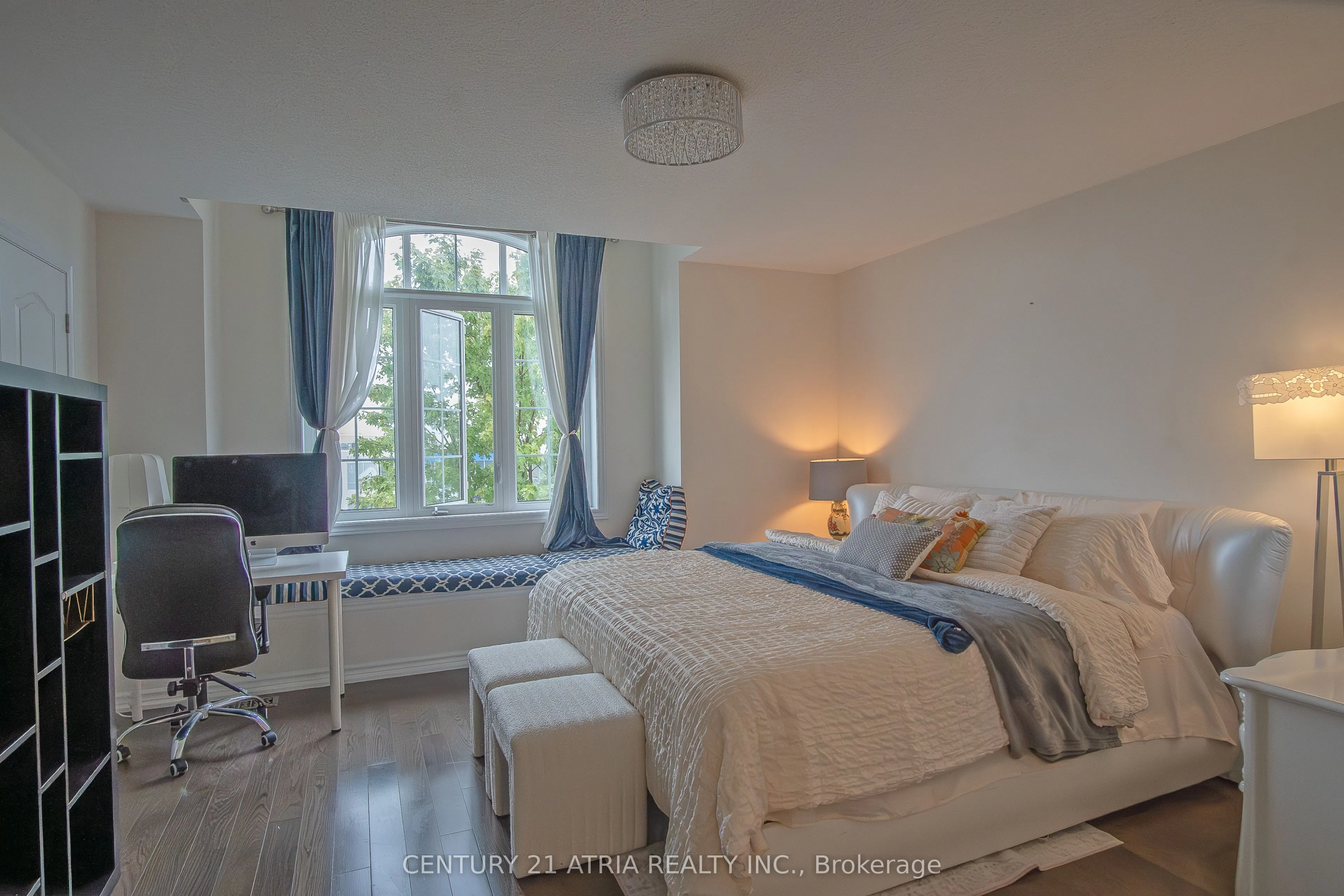 10951 Woodbine Avenue