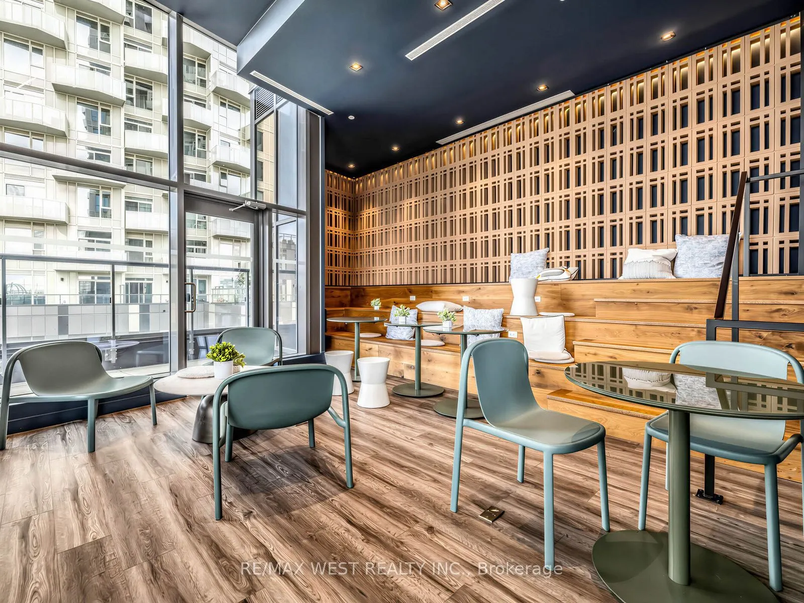 10 Abeja Street #1516