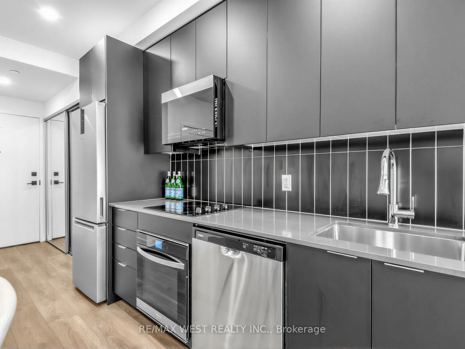 10 Abeja Street #1516
