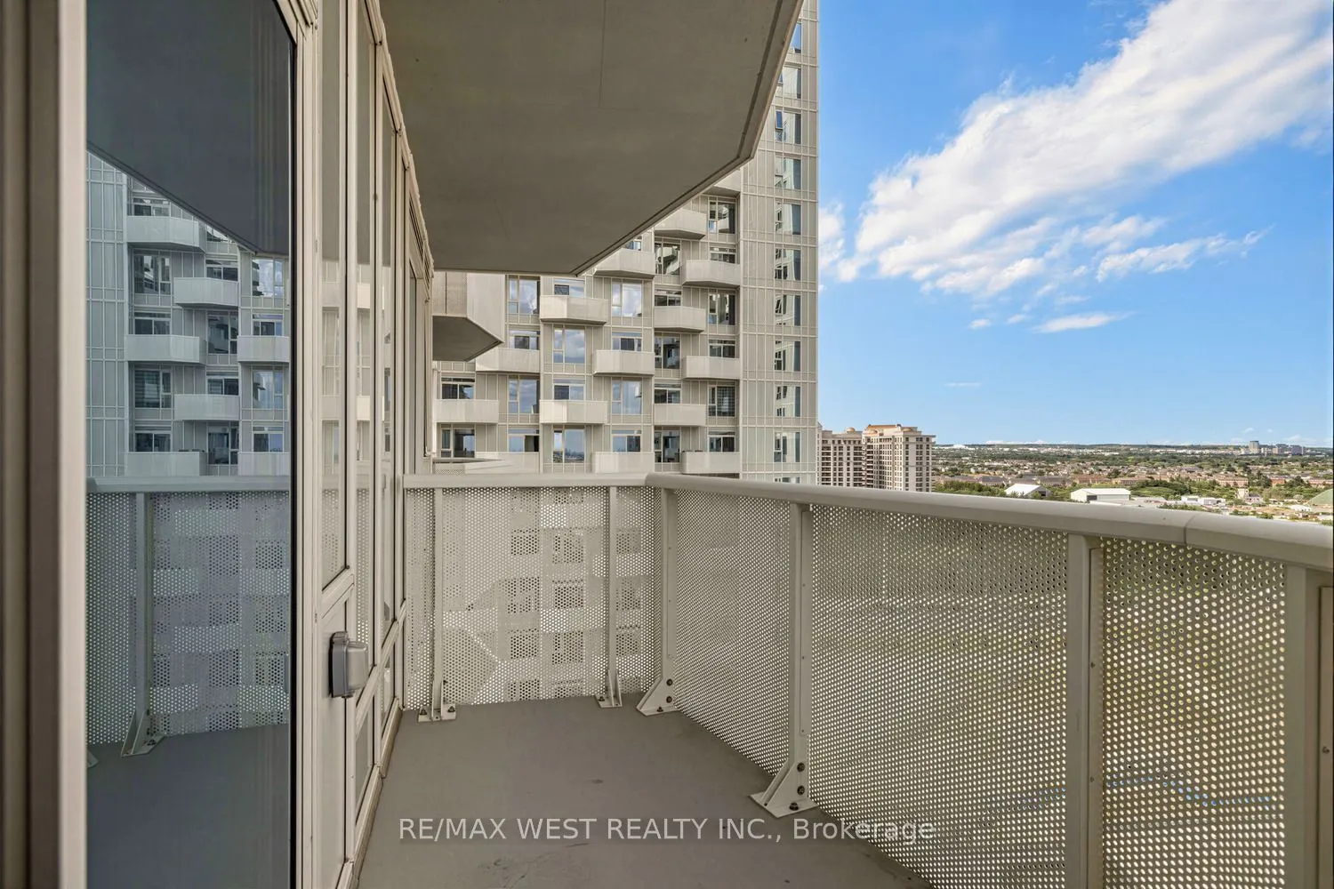10 Abeja Street #1516