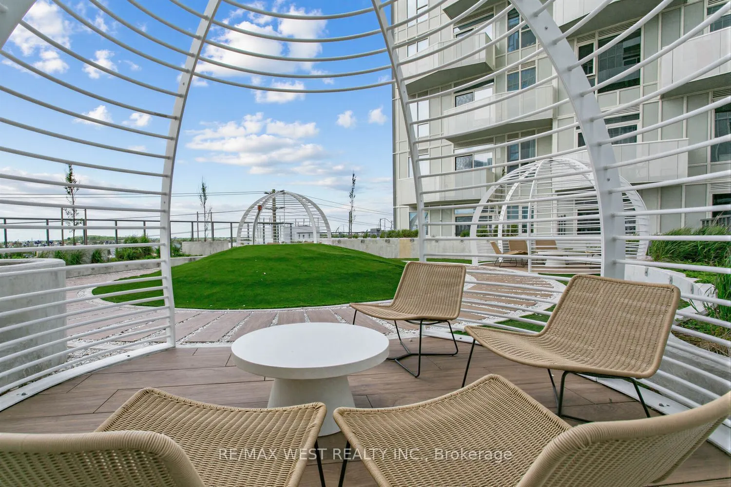 10 Abeja Street #1516
