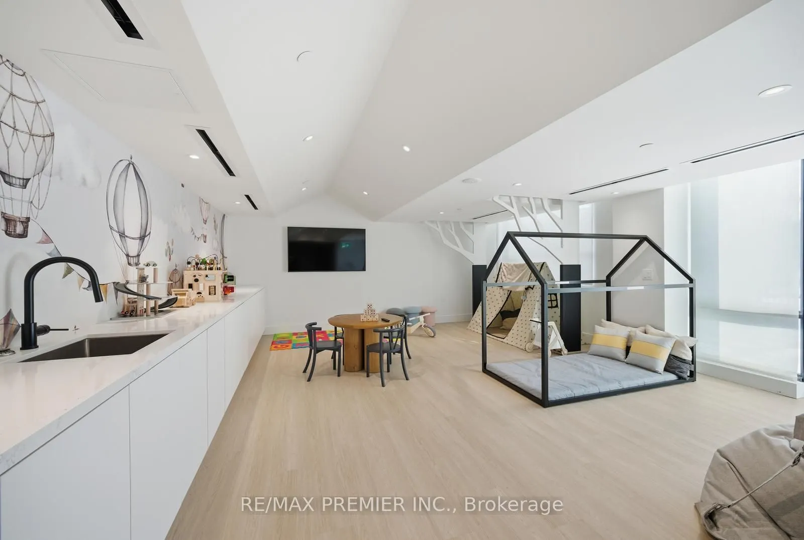 2075 King Road #106