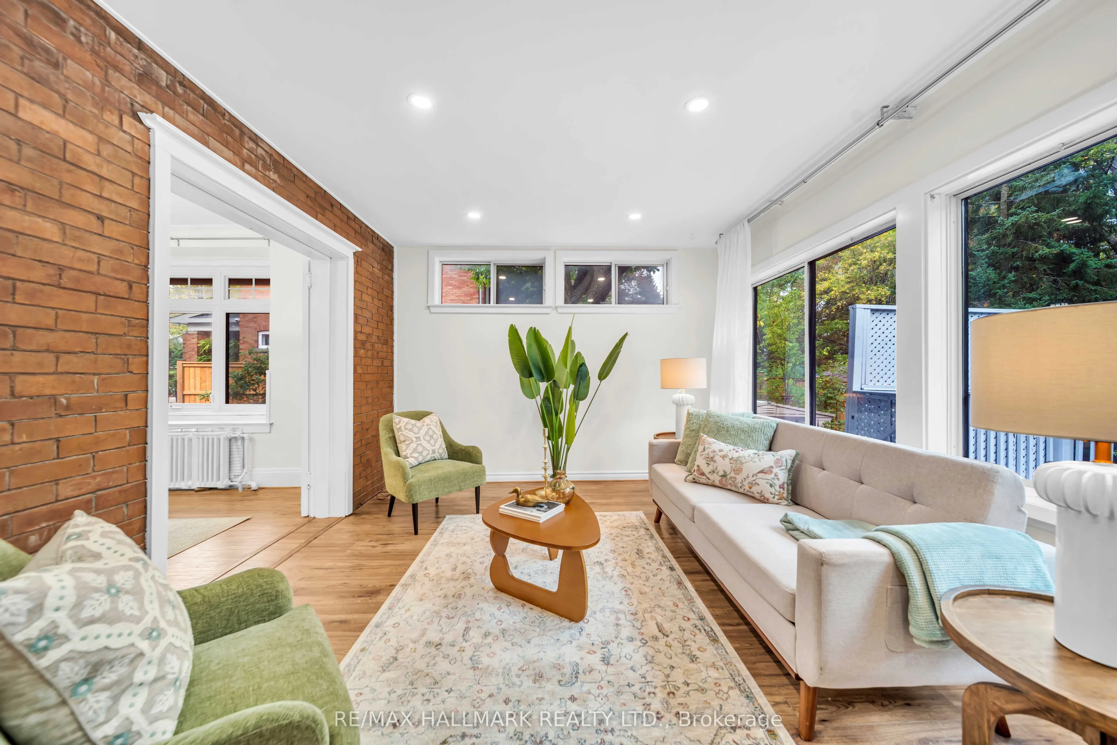 20 Elizabeth Street S