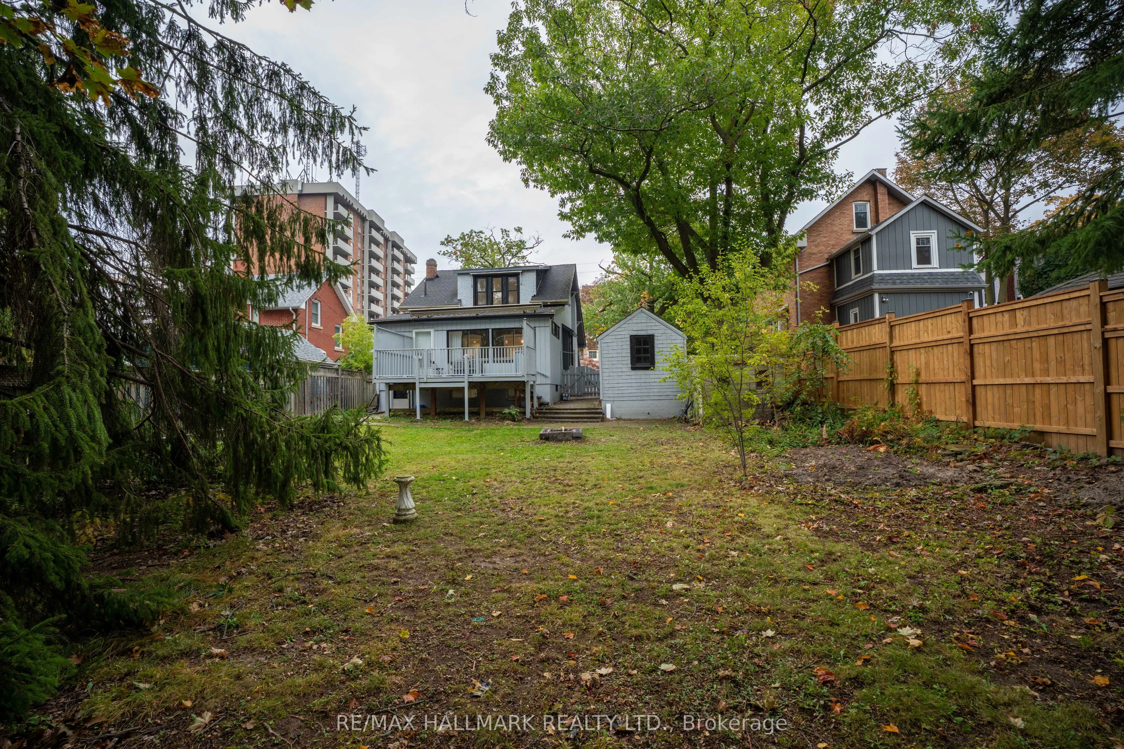 20 Elizabeth Street S