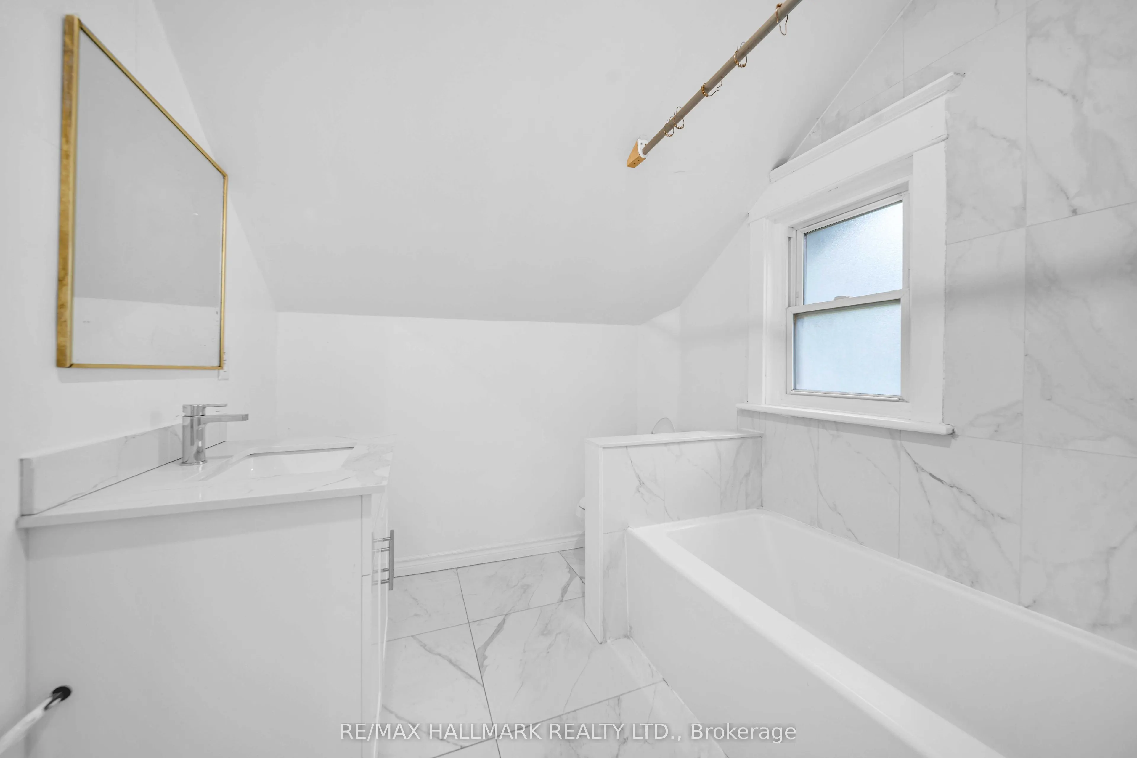 20 Elizabeth Street S