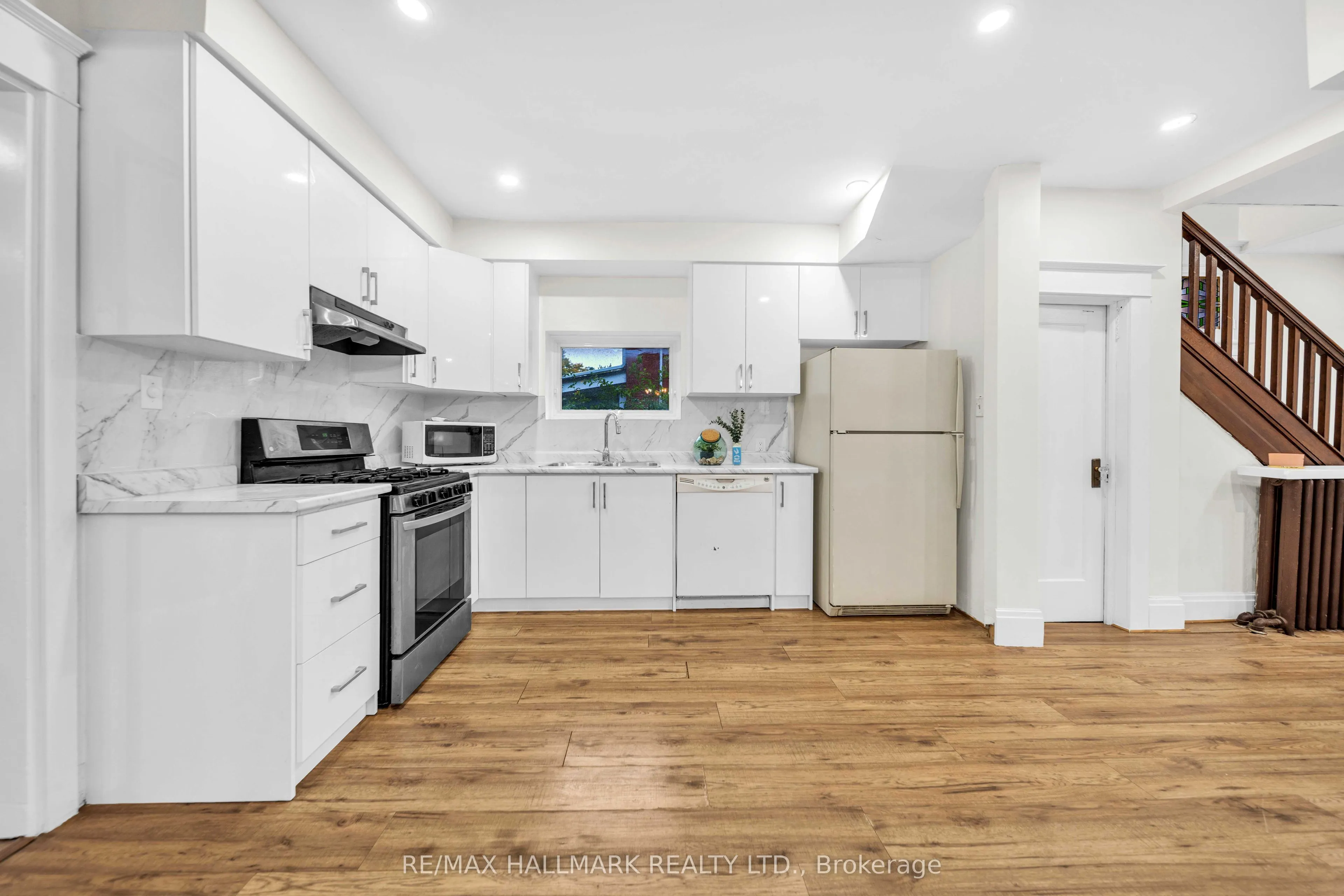 20 Elizabeth Street S