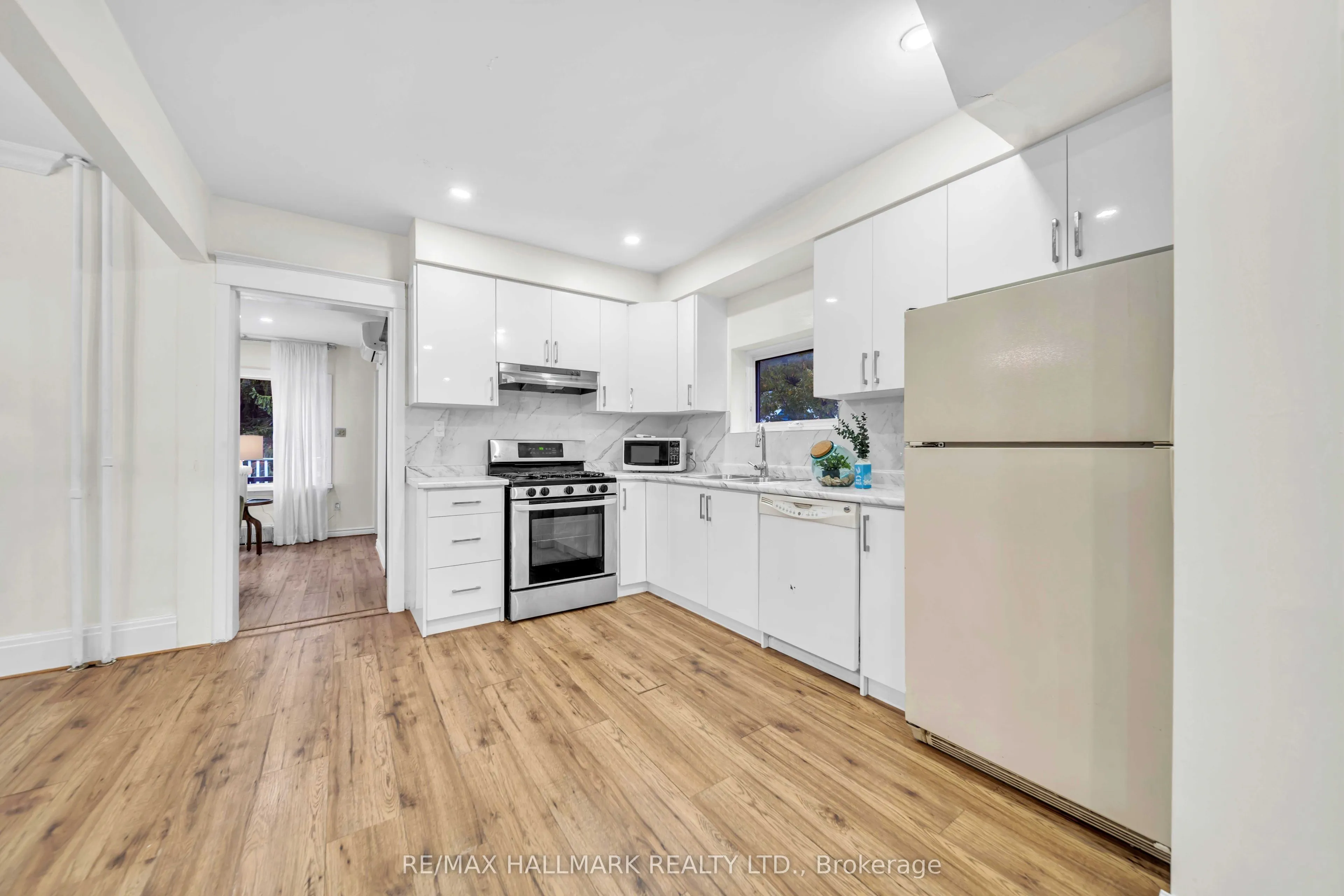 20 Elizabeth Street S
