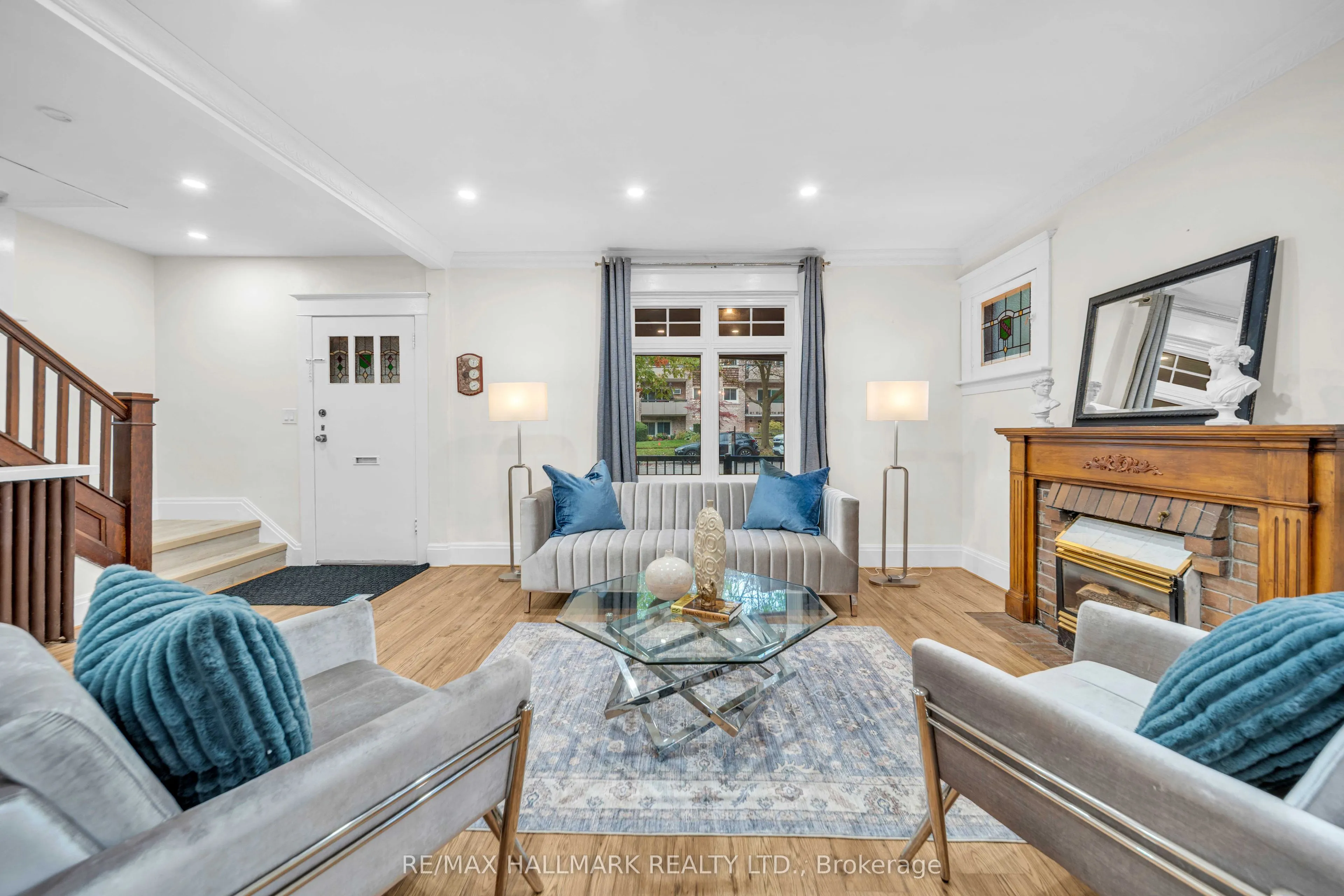 20 Elizabeth Street S