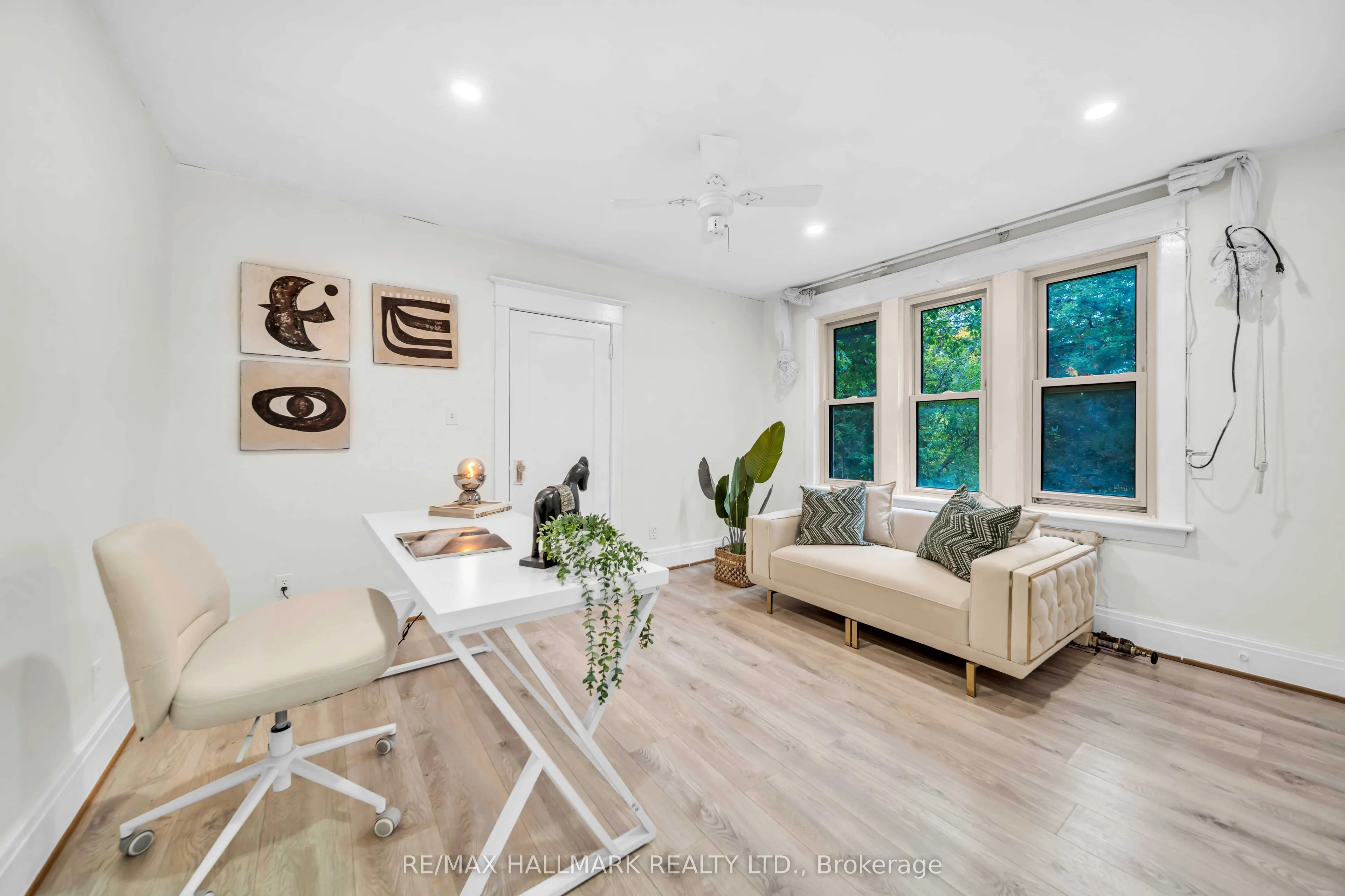 20 Elizabeth Street S