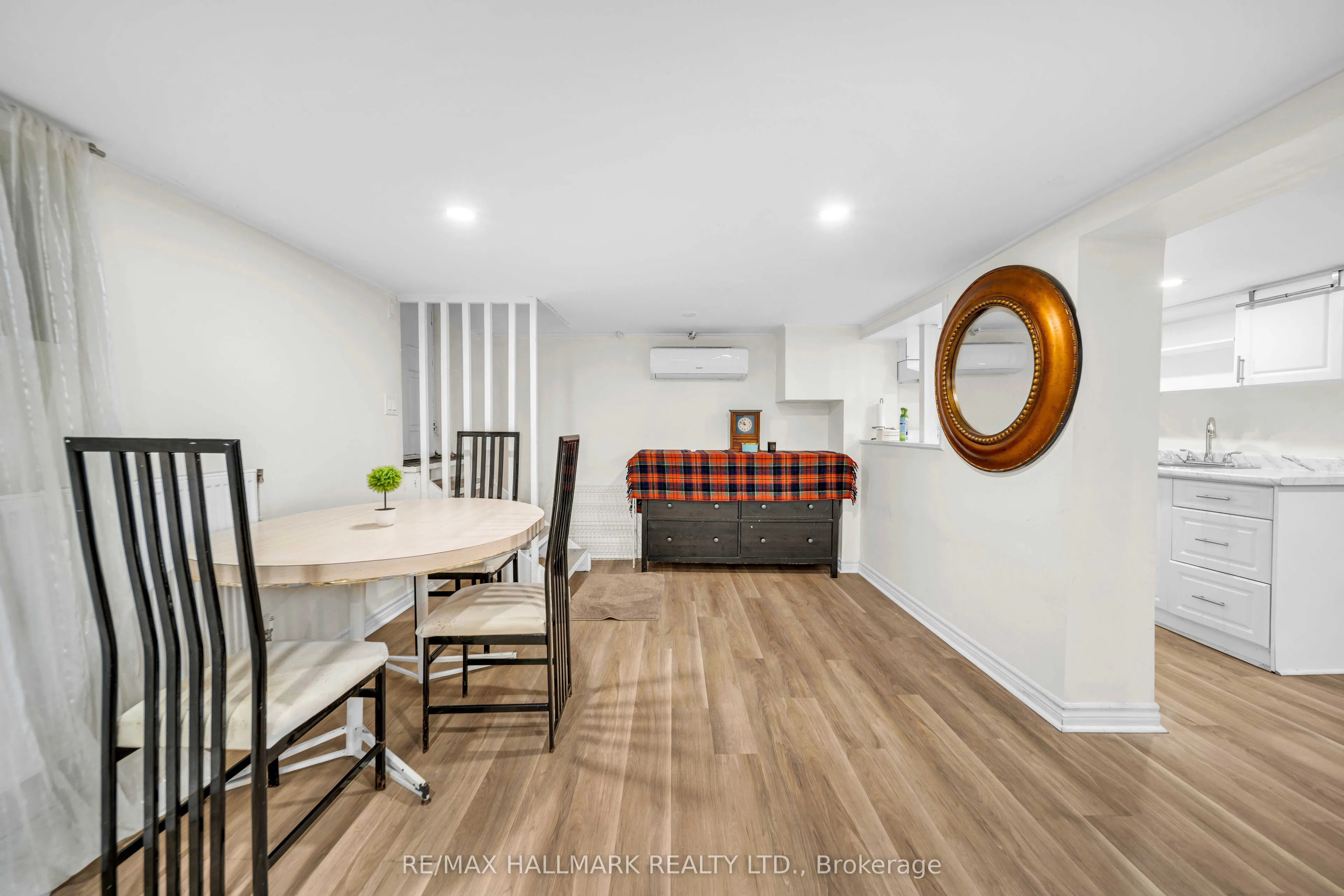 20 Elizabeth Street S