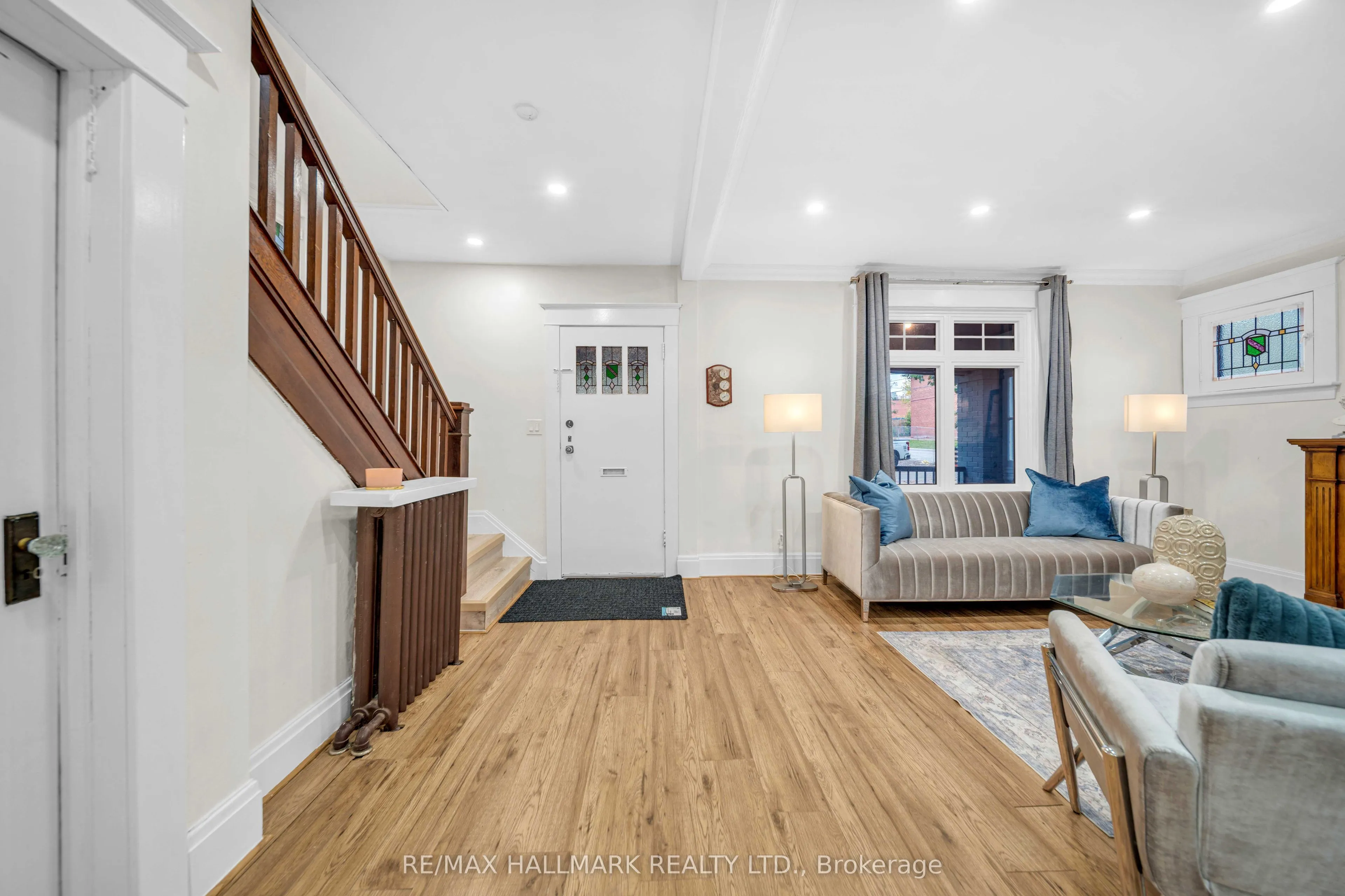 20 Elizabeth Street S