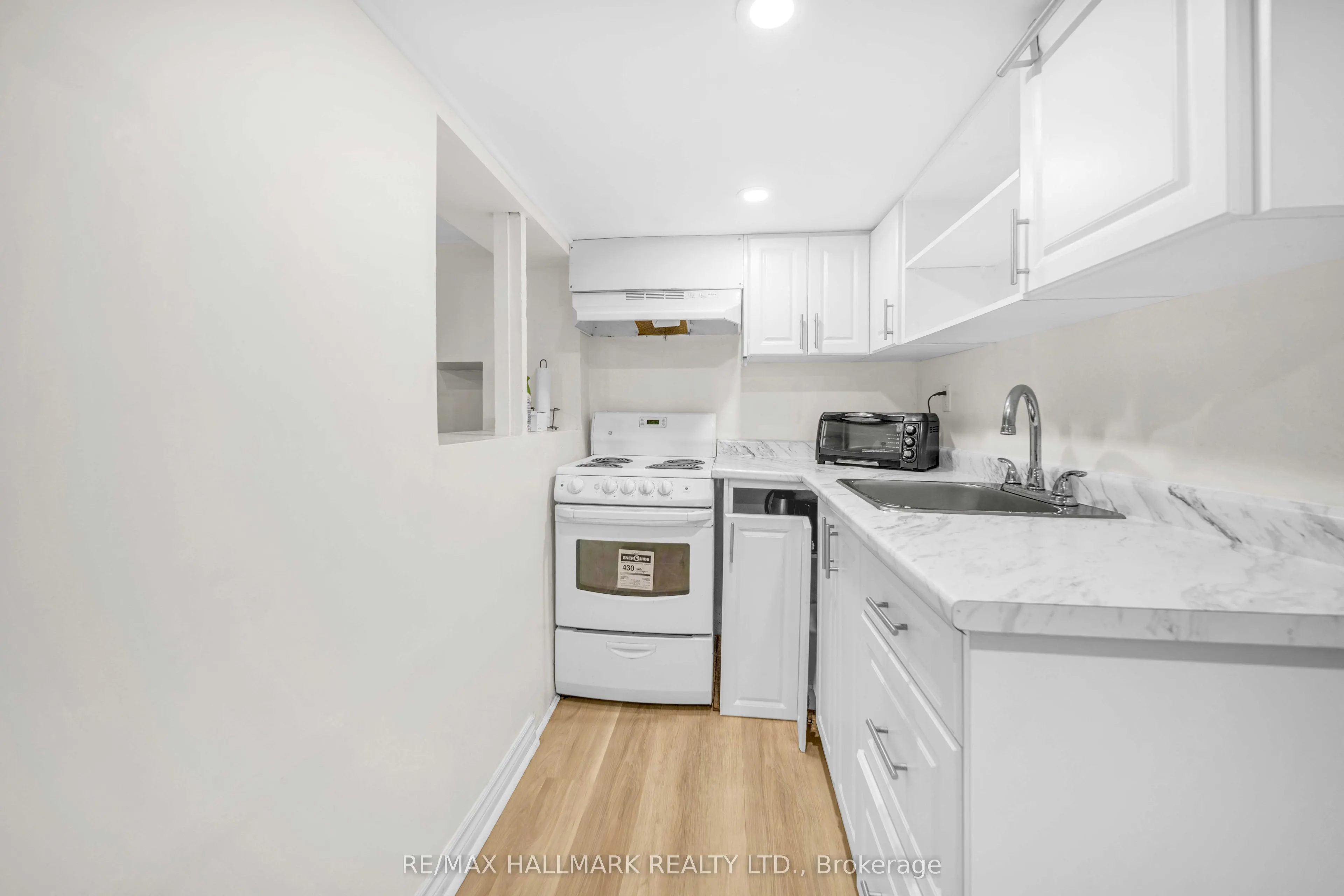 20 Elizabeth Street S