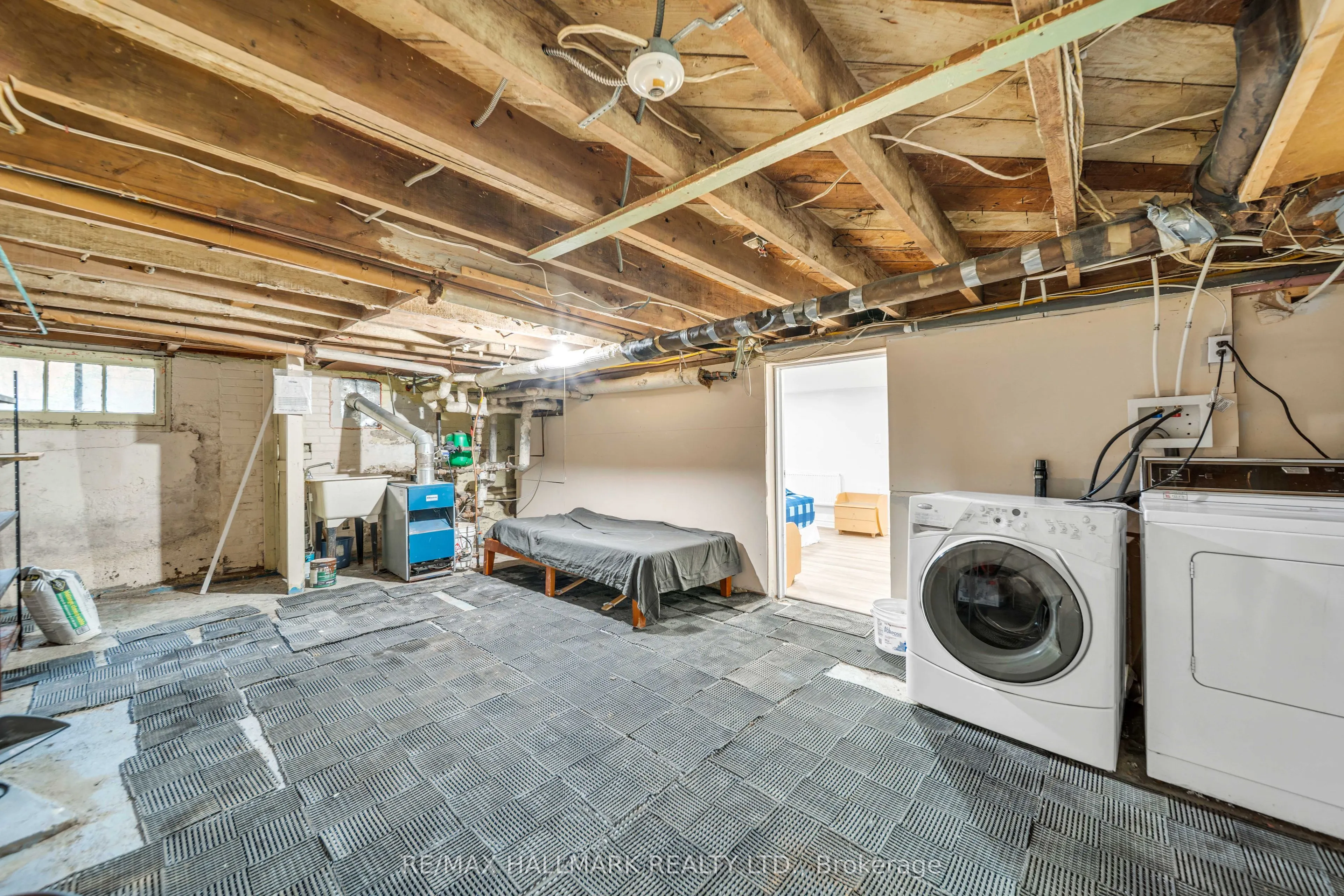 20 Elizabeth Street S