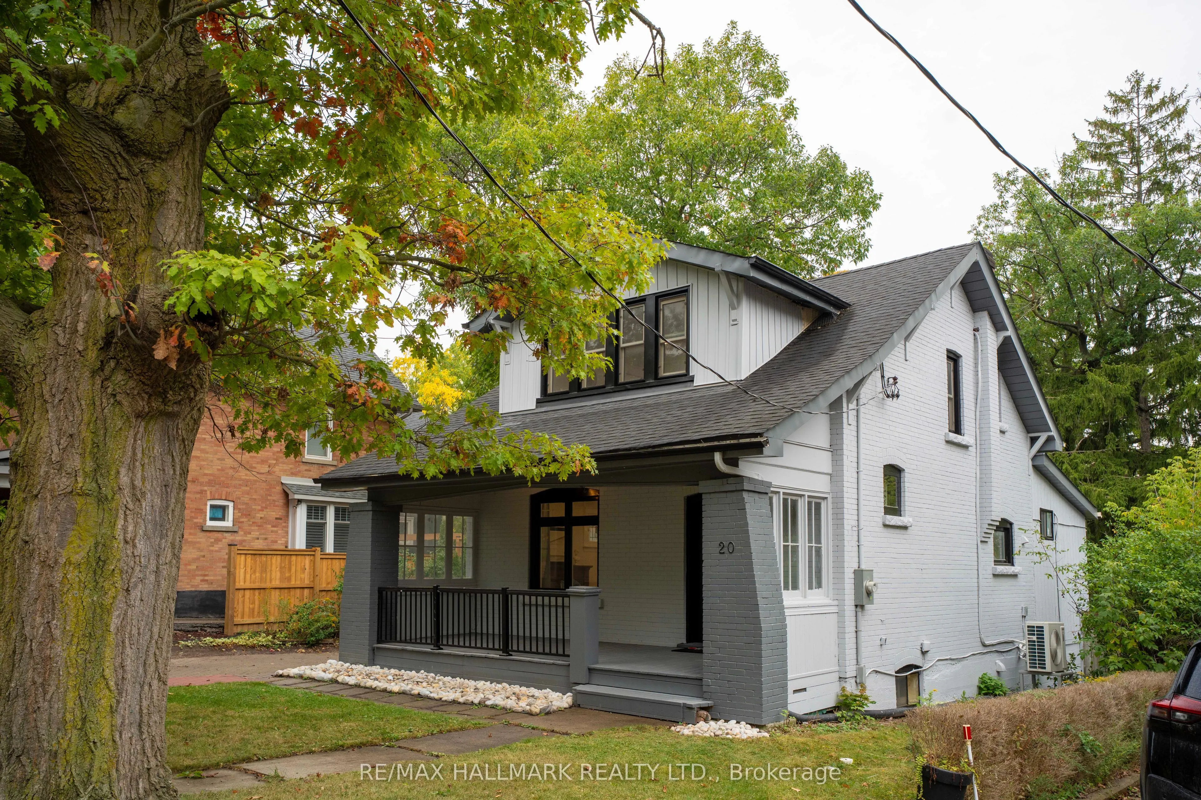 20 Elizabeth Street S