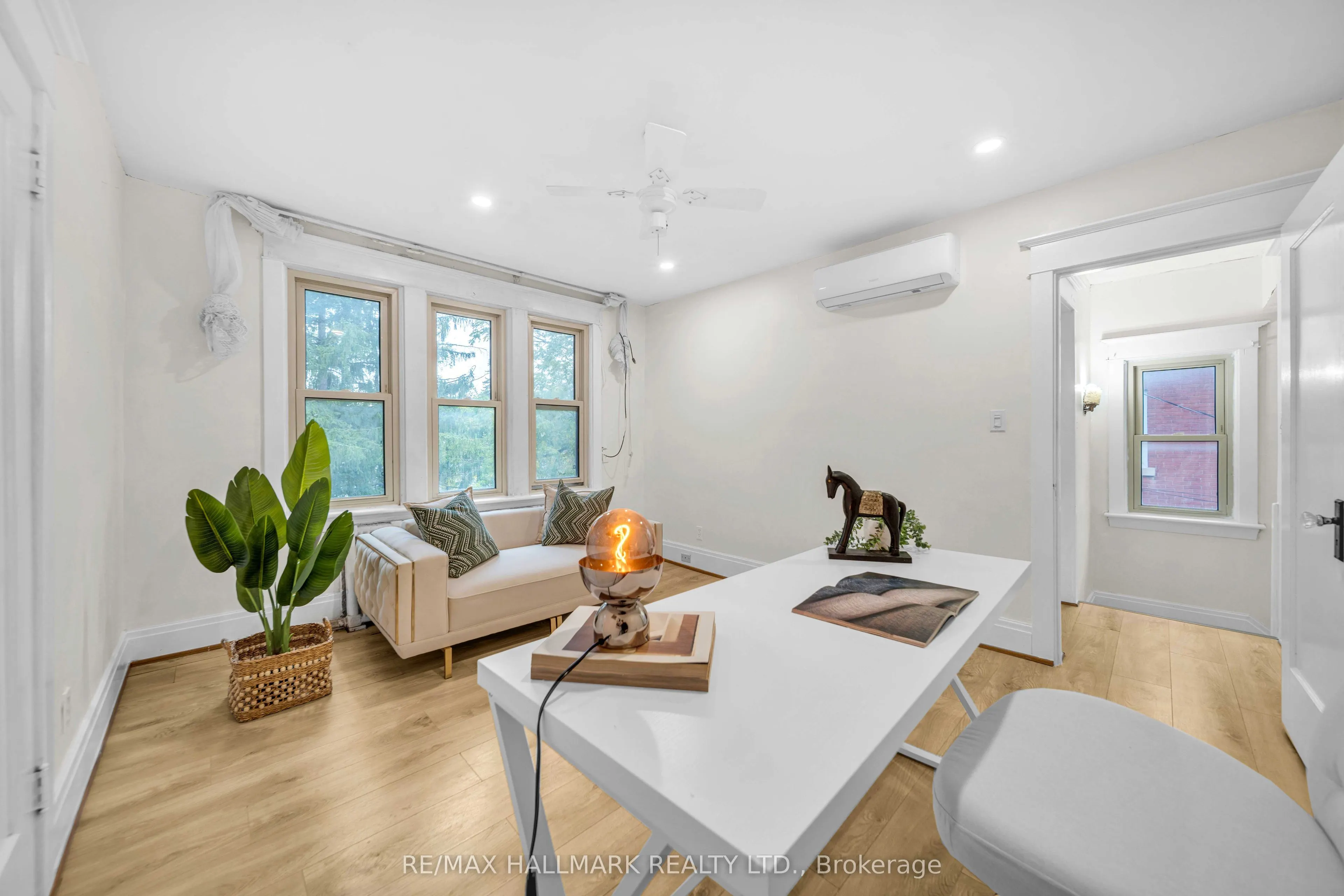 20 Elizabeth Street S