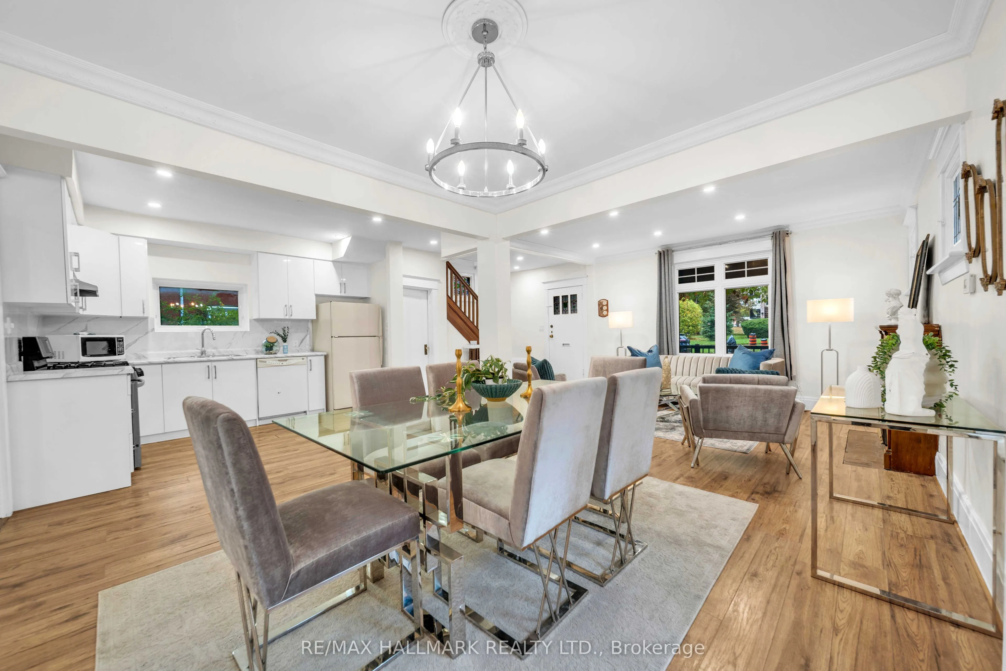 20 Elizabeth Street S