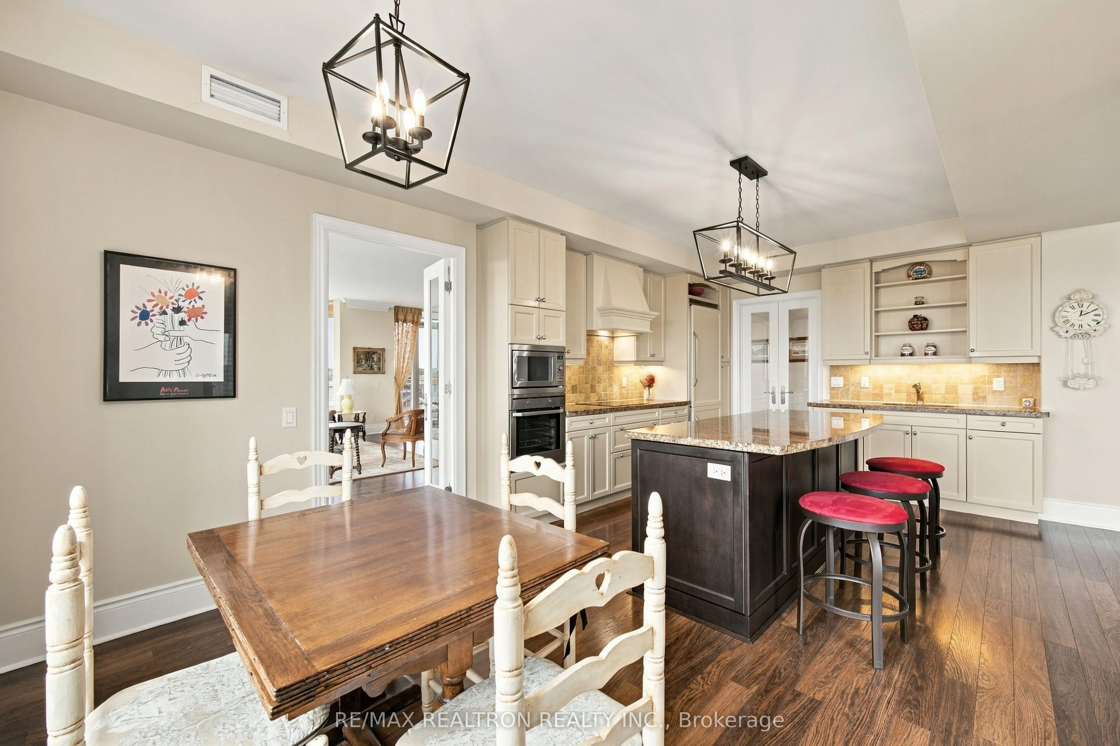 10101 Yonge Street #702