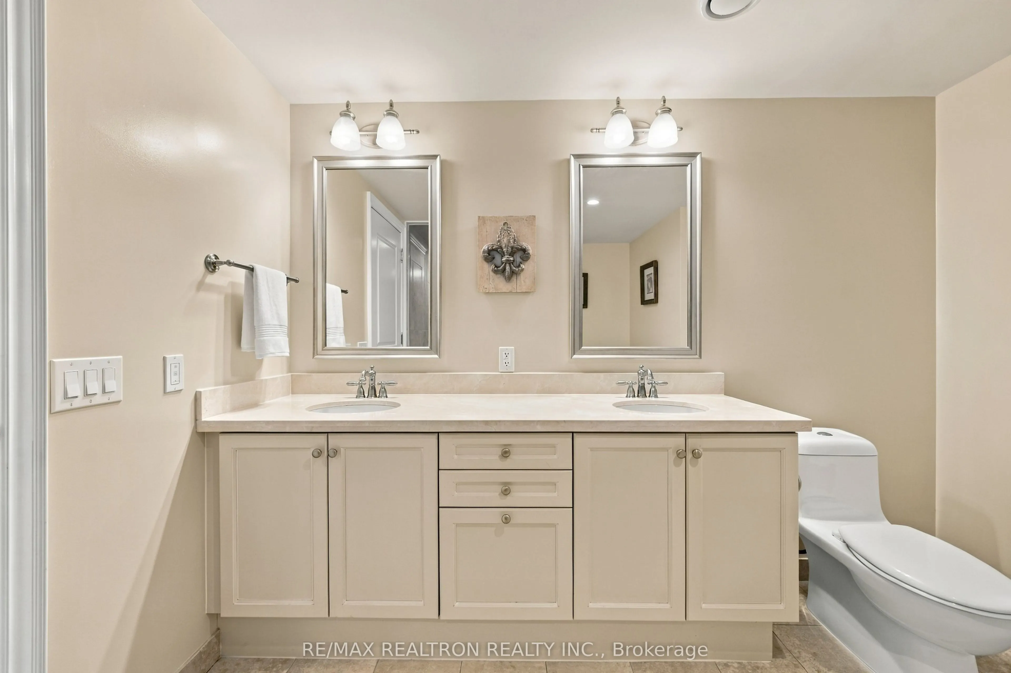10101 Yonge Street #702