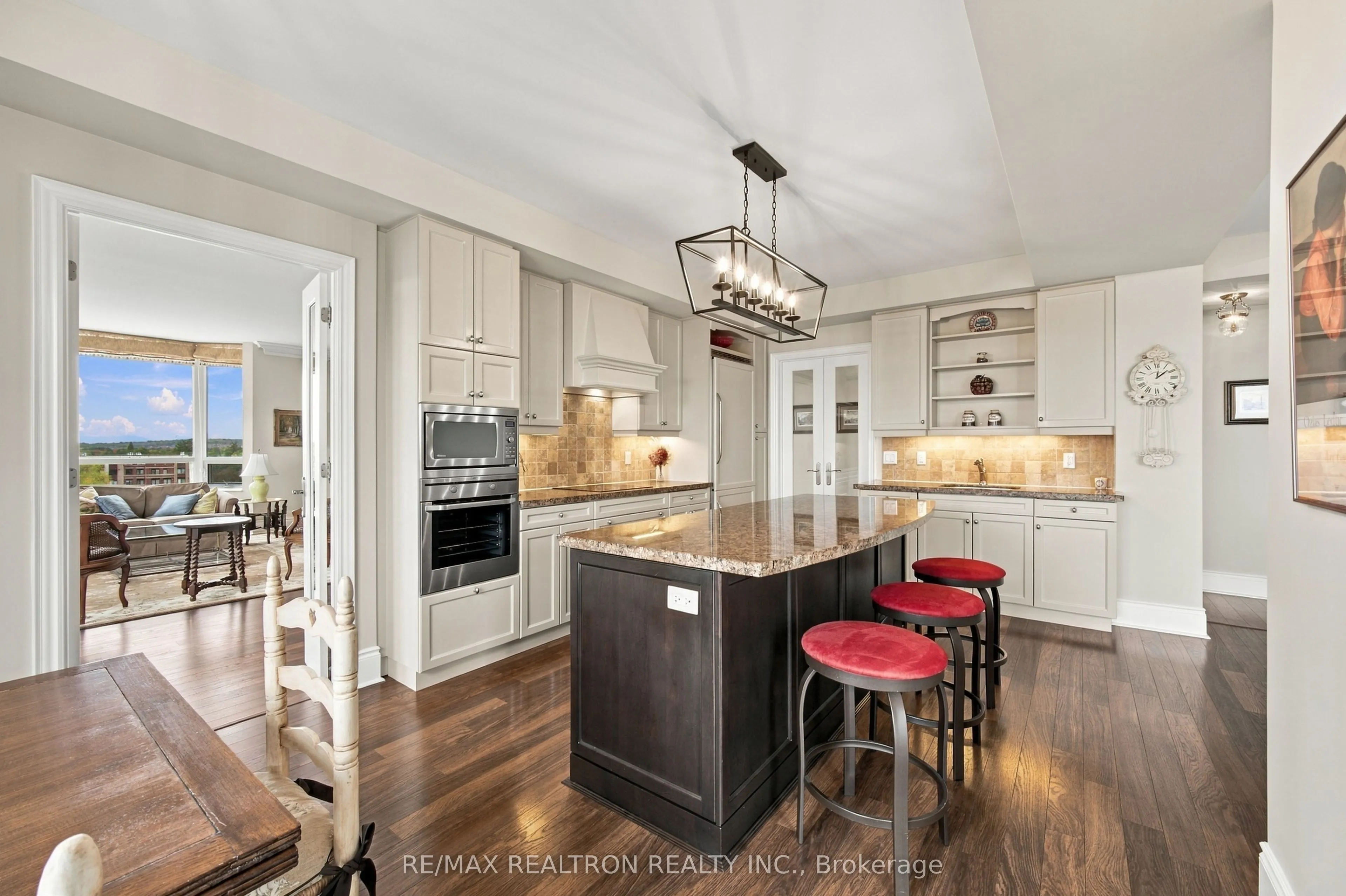 10101 Yonge Street #702