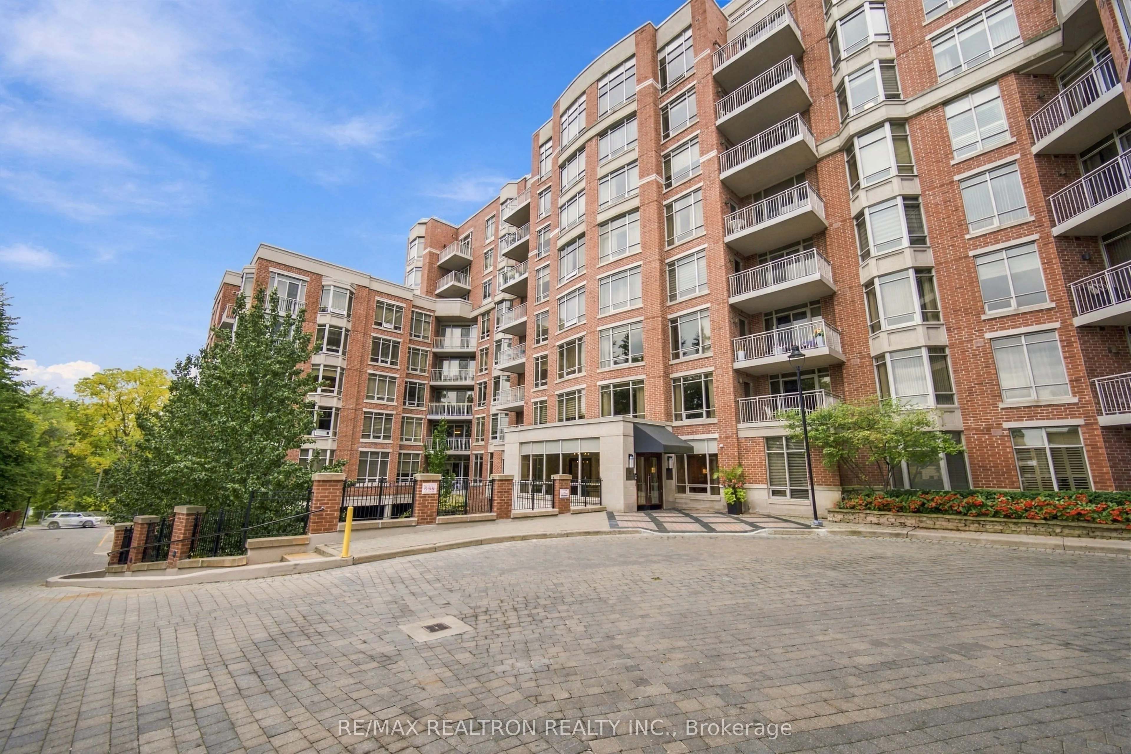 10101 Yonge Street #702