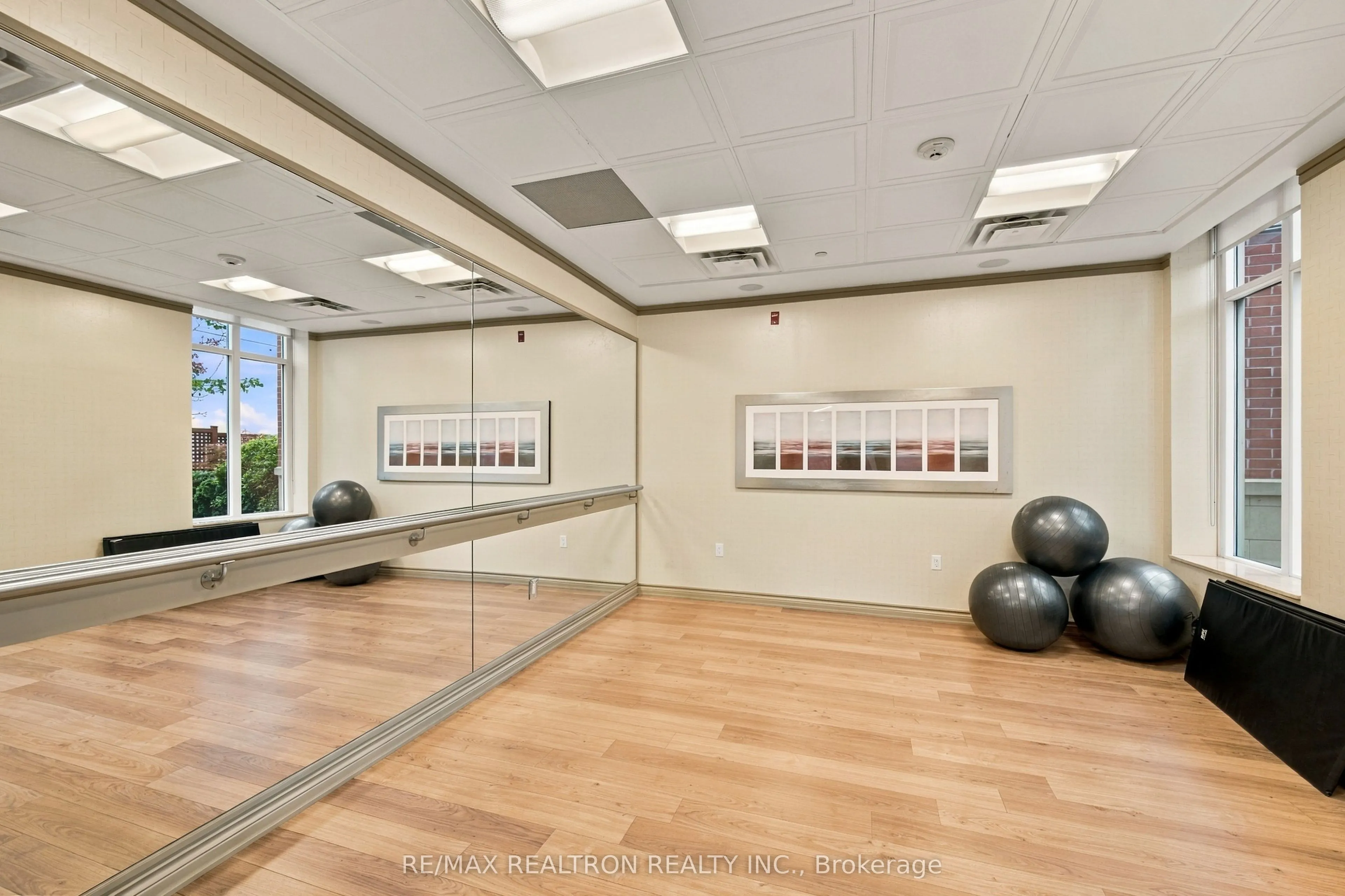 10101 Yonge Street #702