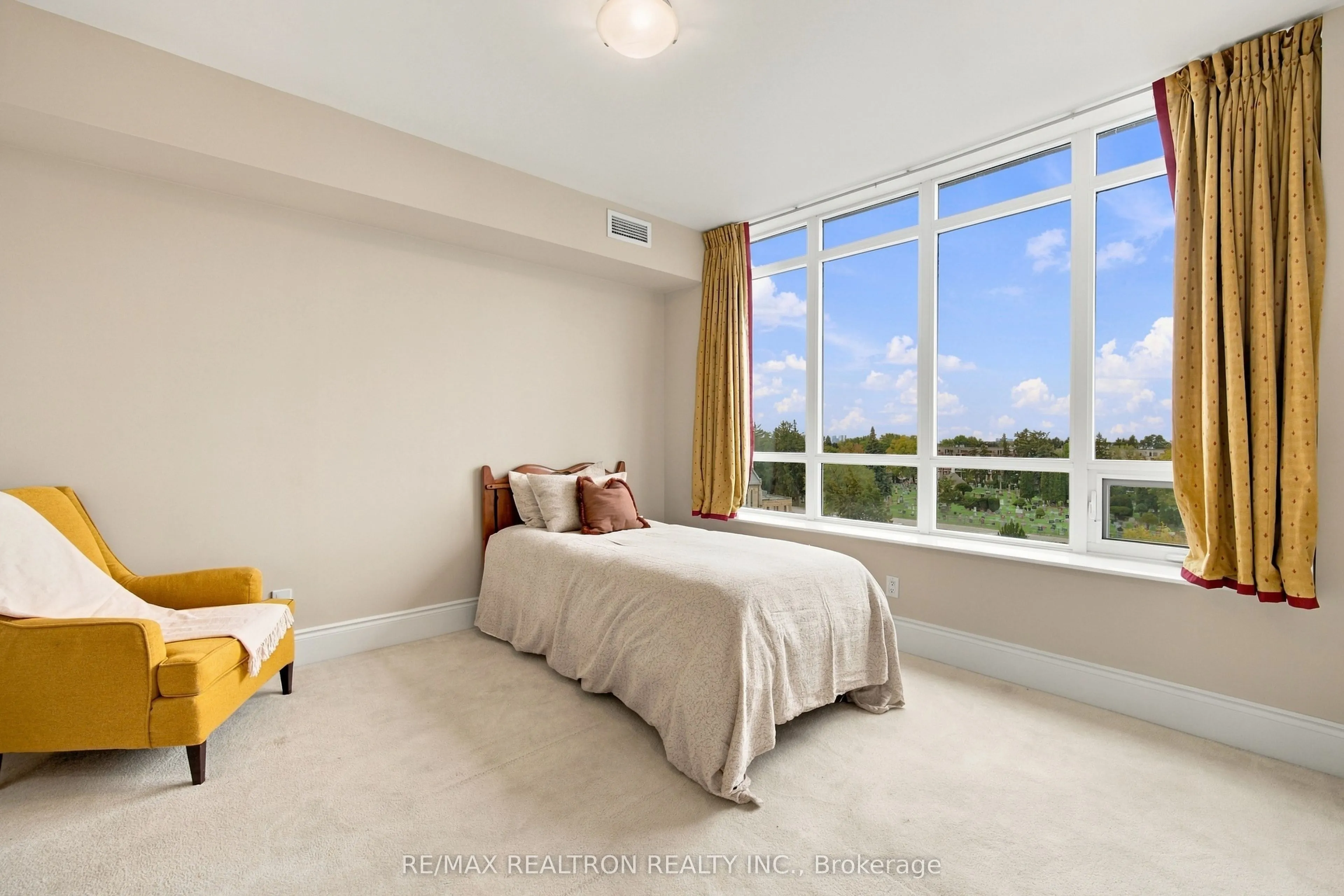 10101 Yonge Street #702