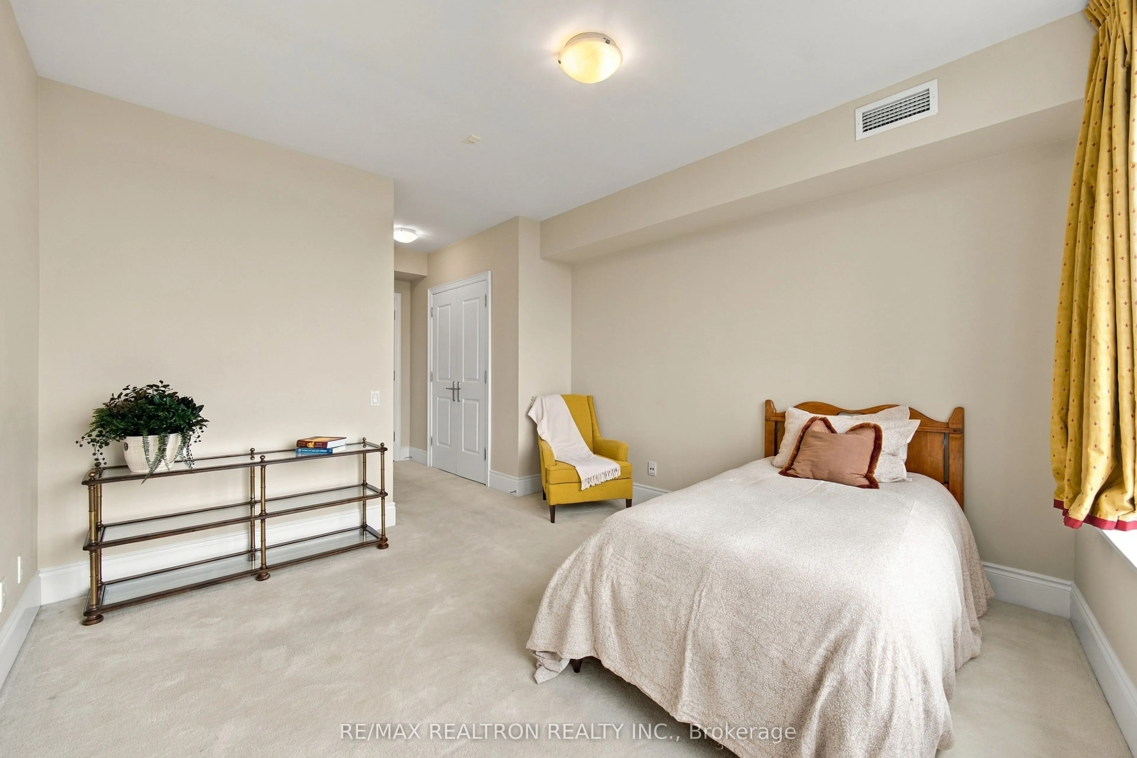 10101 Yonge Street #702