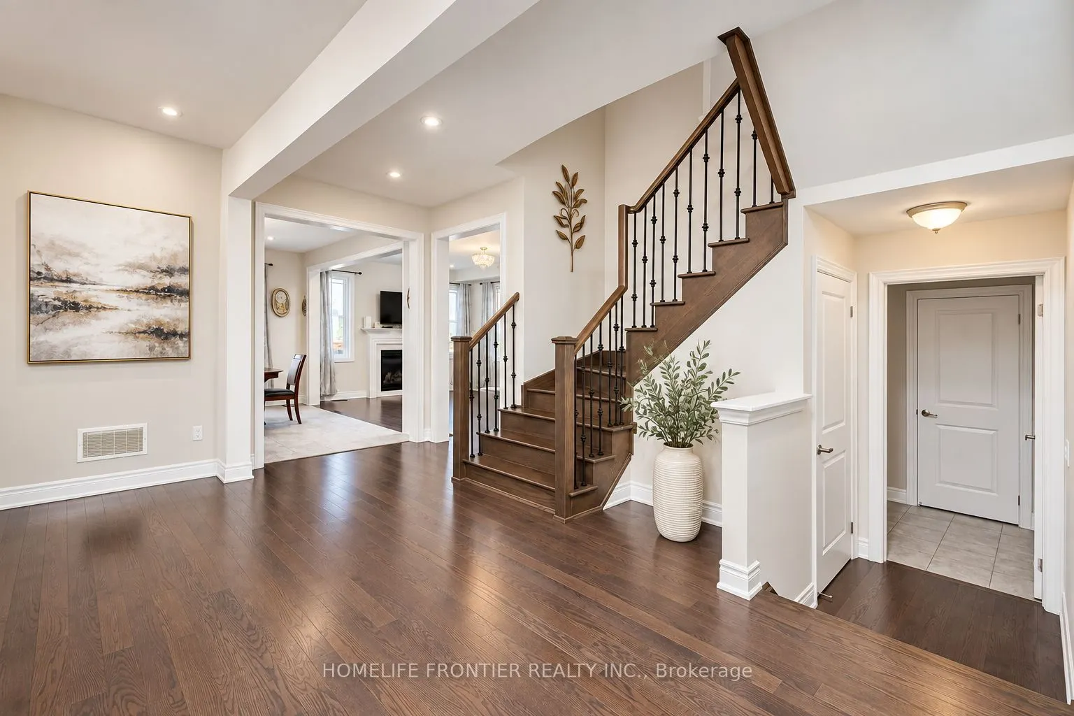 135 Ross Vennare Crescent