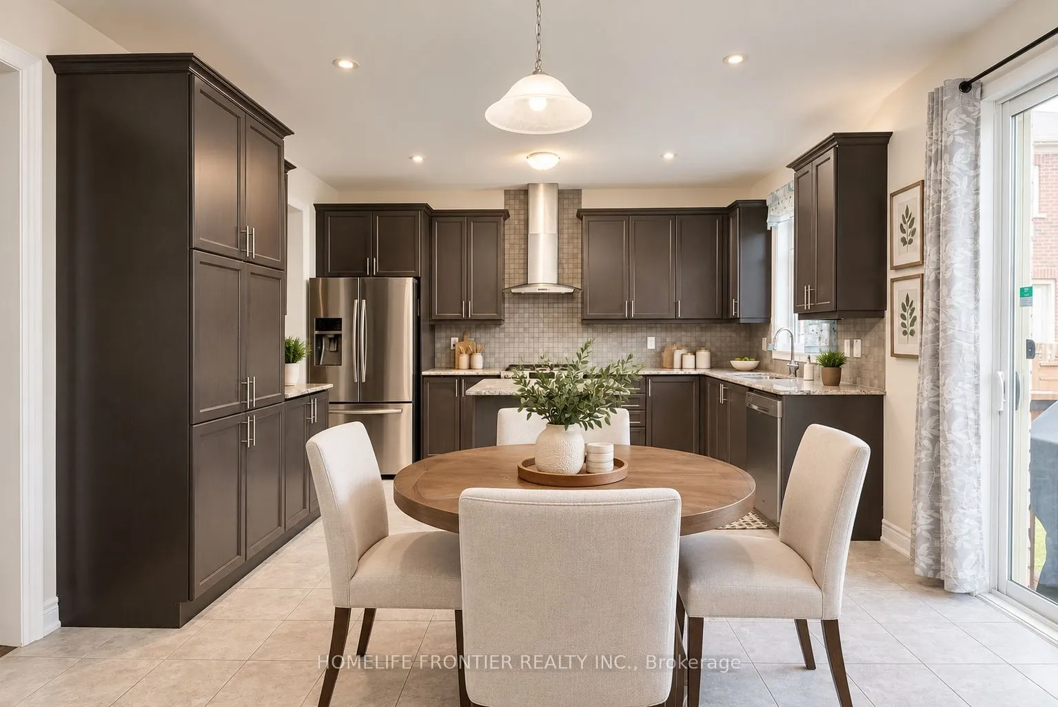 135 Ross Vennare Crescent