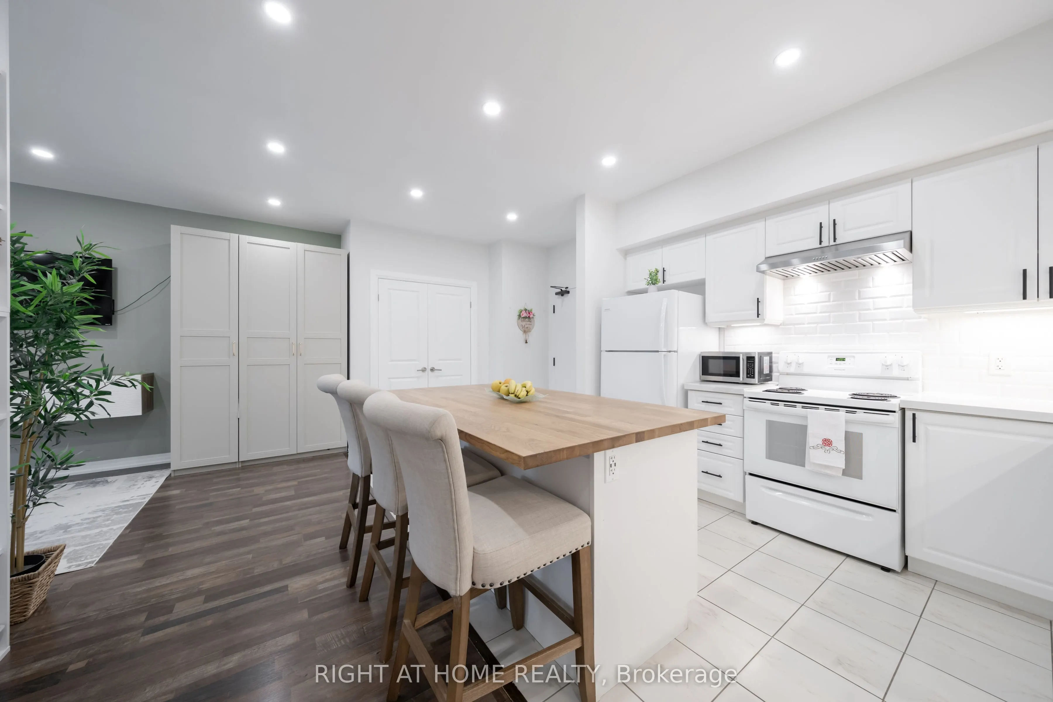 157 Wellington Street E #304
