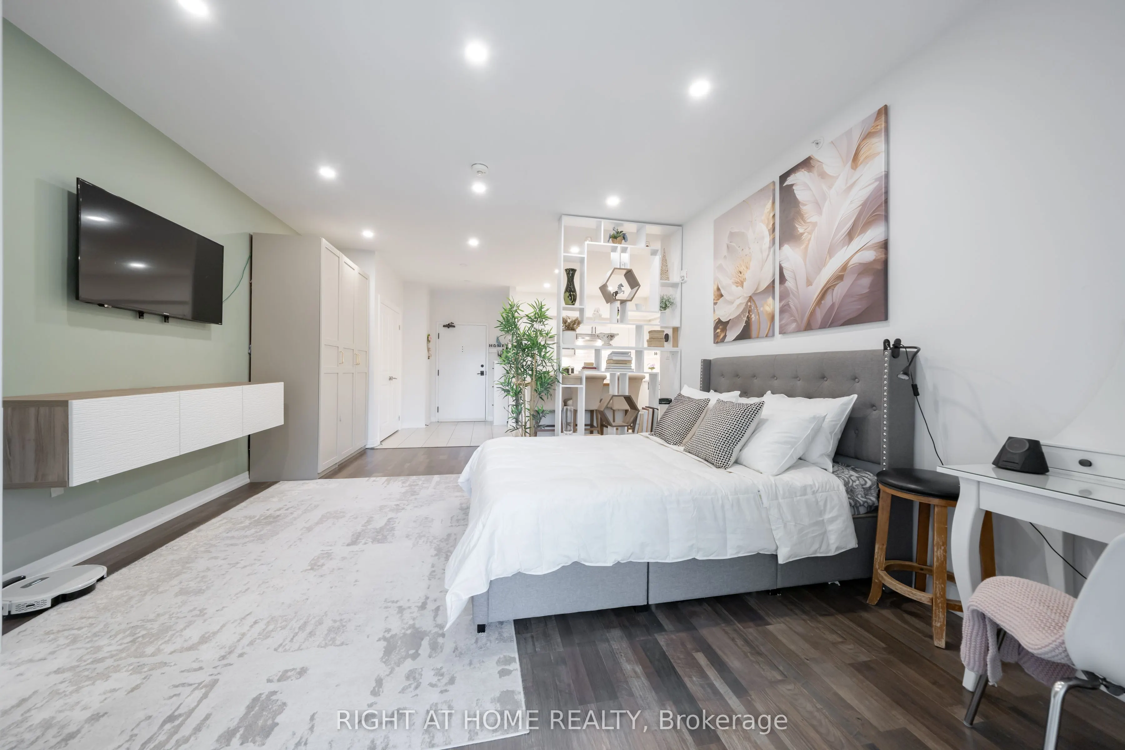 157 Wellington Street E #304