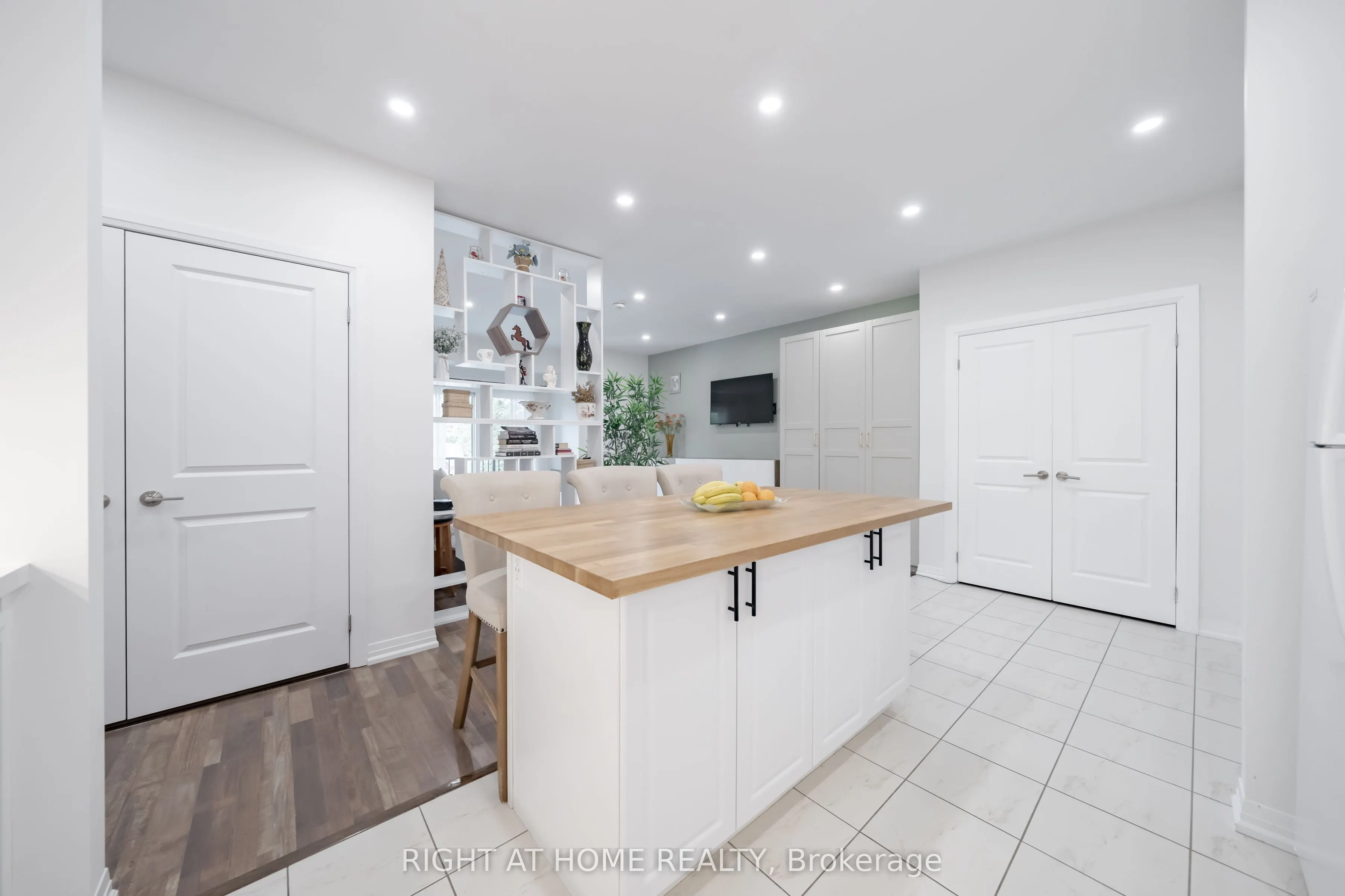 157 Wellington Street E #304