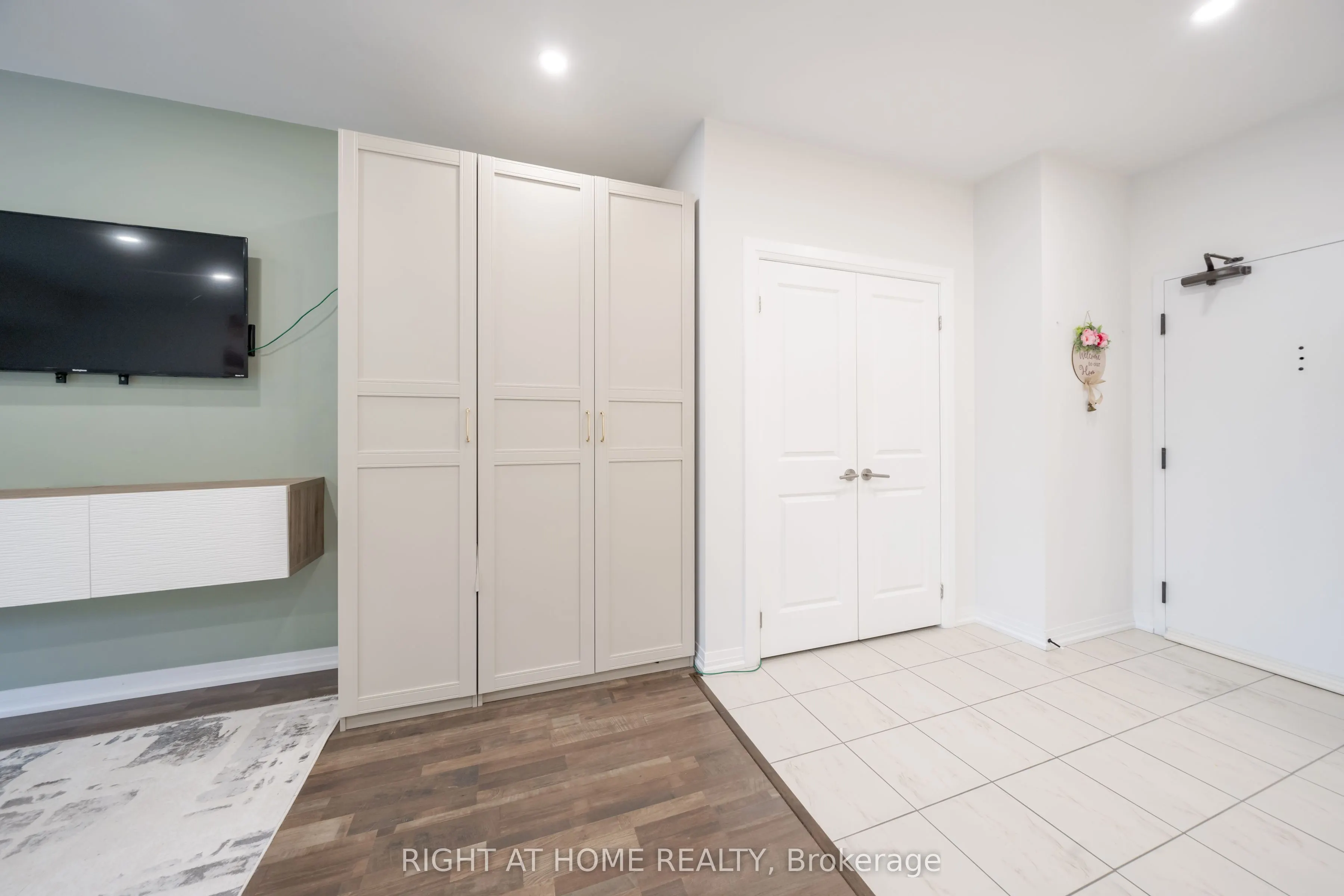 157 Wellington Street E #304