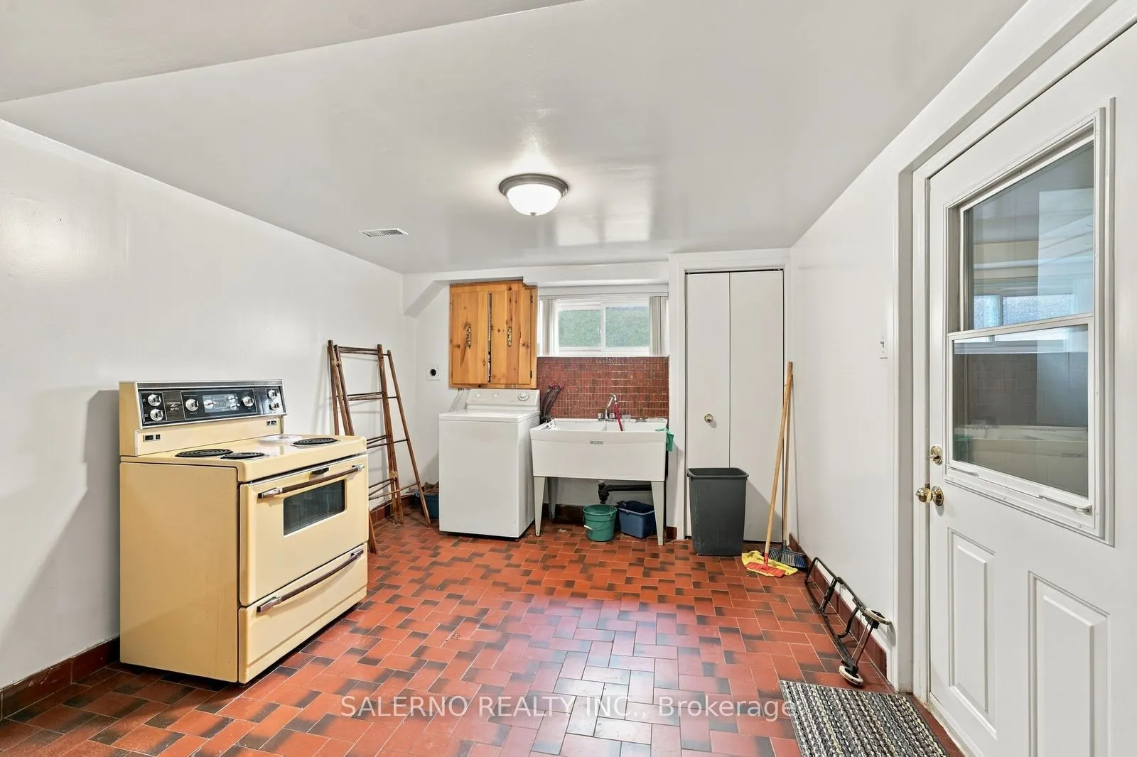 467 Woodbridge Avenue