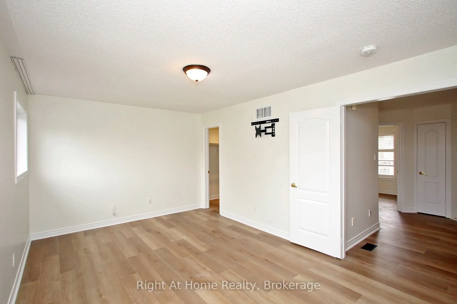 181 Fairlane Crescent #Upper