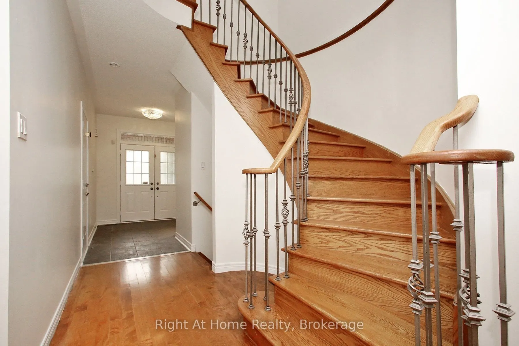 181 Fairlane Crescent #Upper