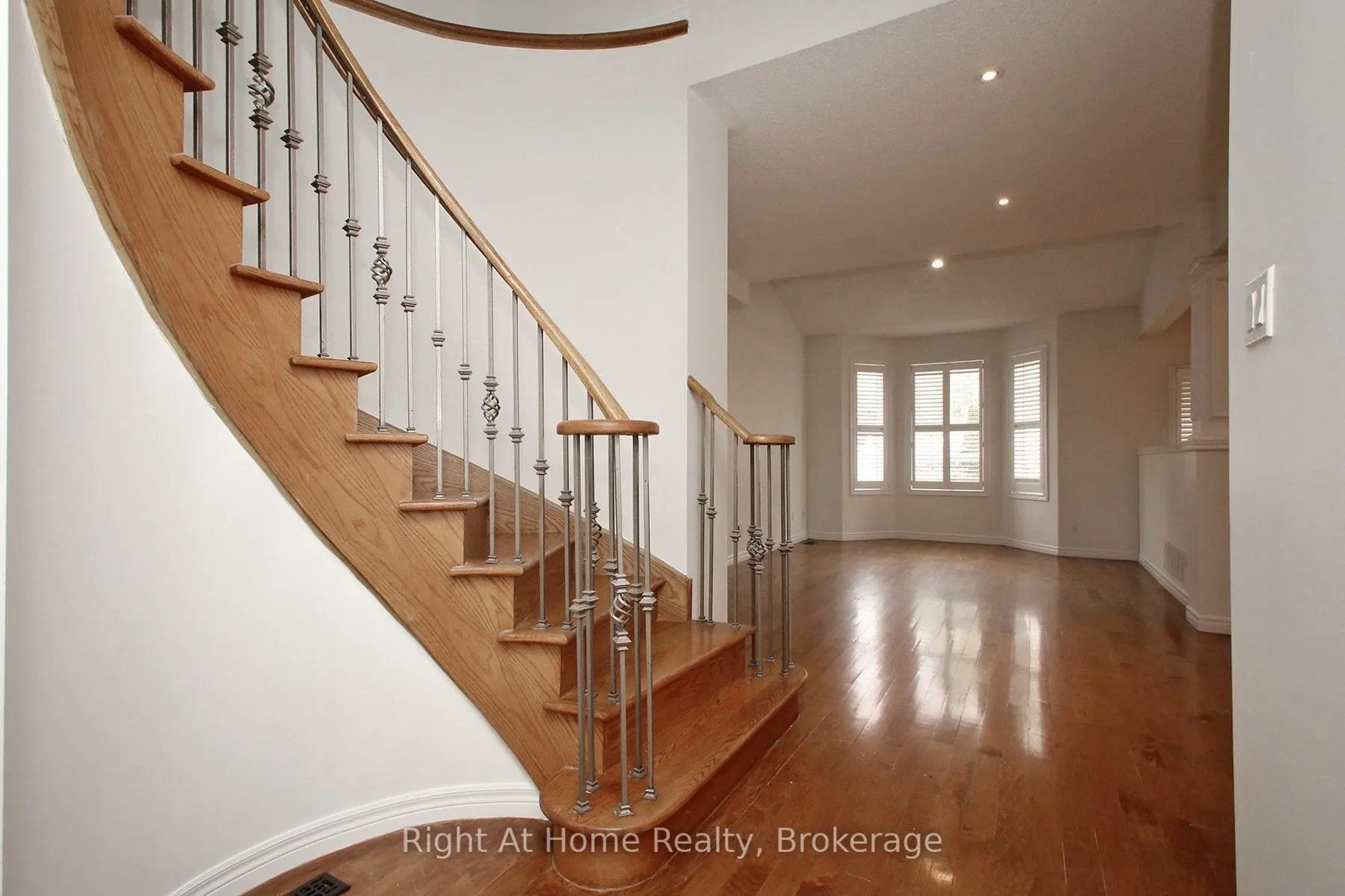 181 Fairlane Crescent #Upper