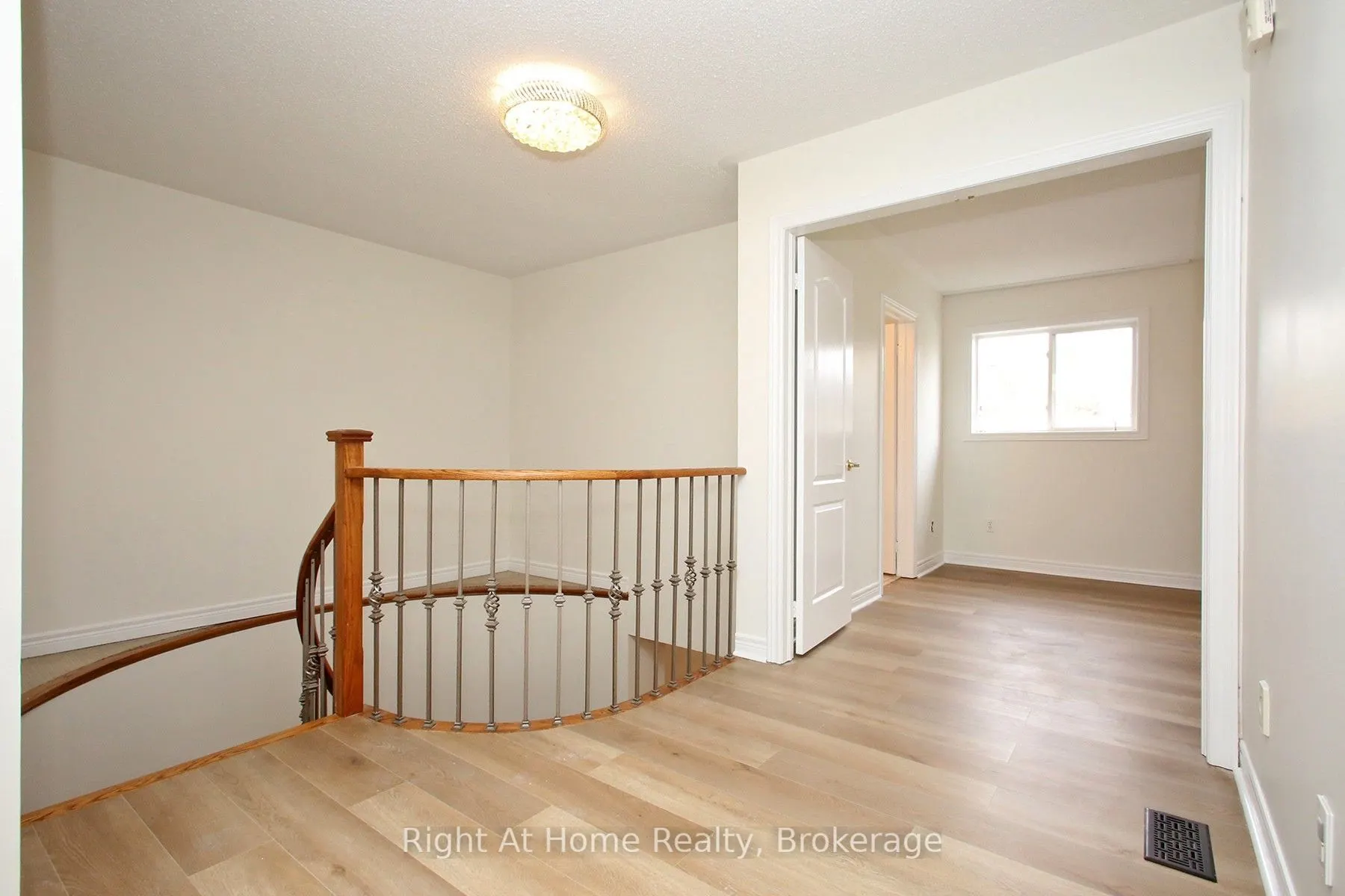 181 Fairlane Crescent #Upper