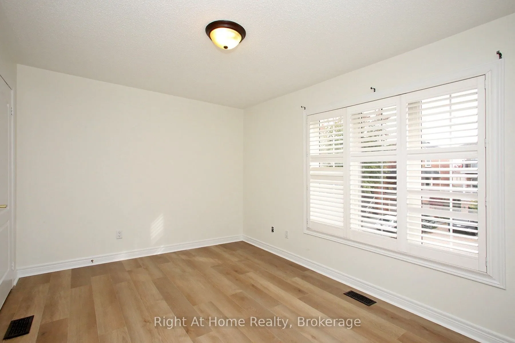 181 Fairlane Crescent #Upper