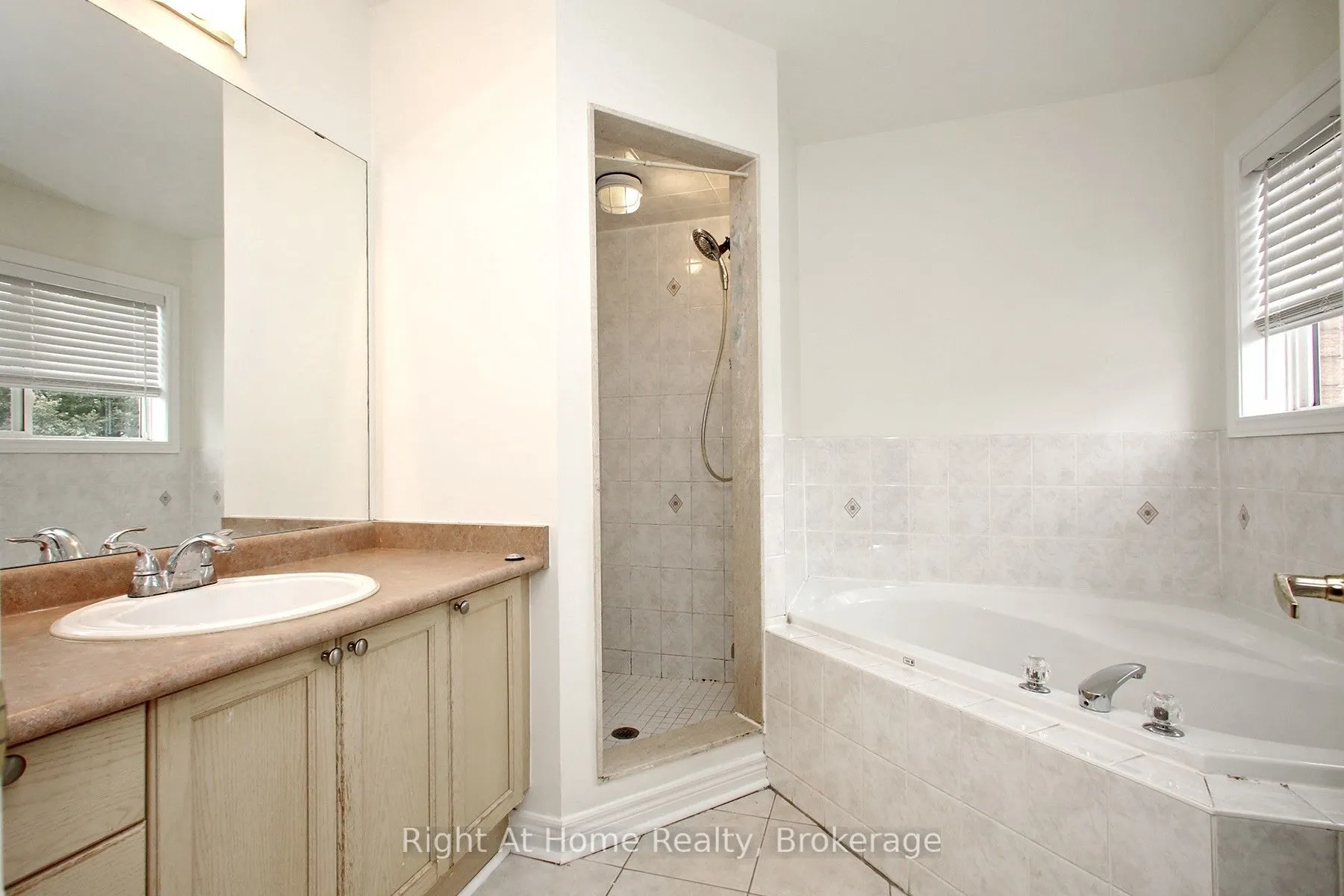 181 Fairlane Crescent #Upper