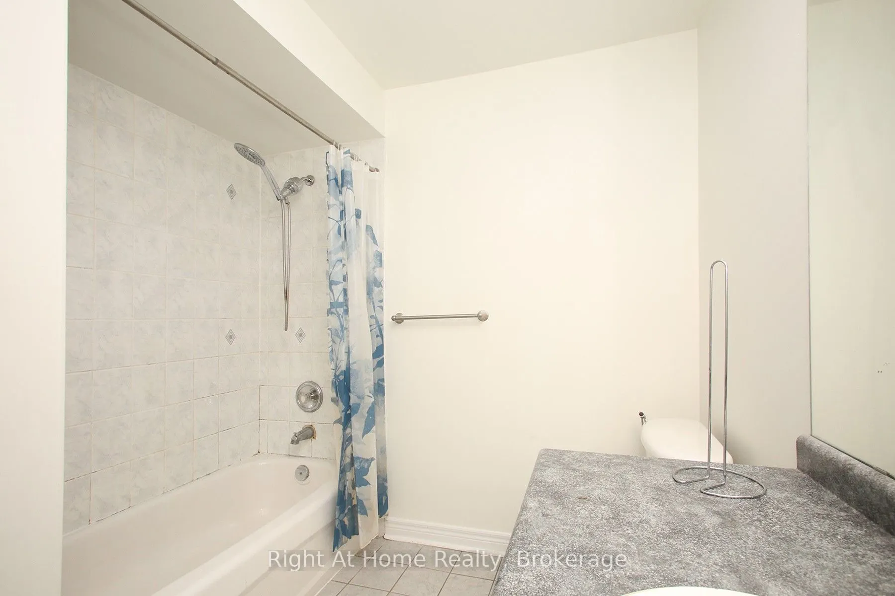 181 Fairlane Crescent #Upper